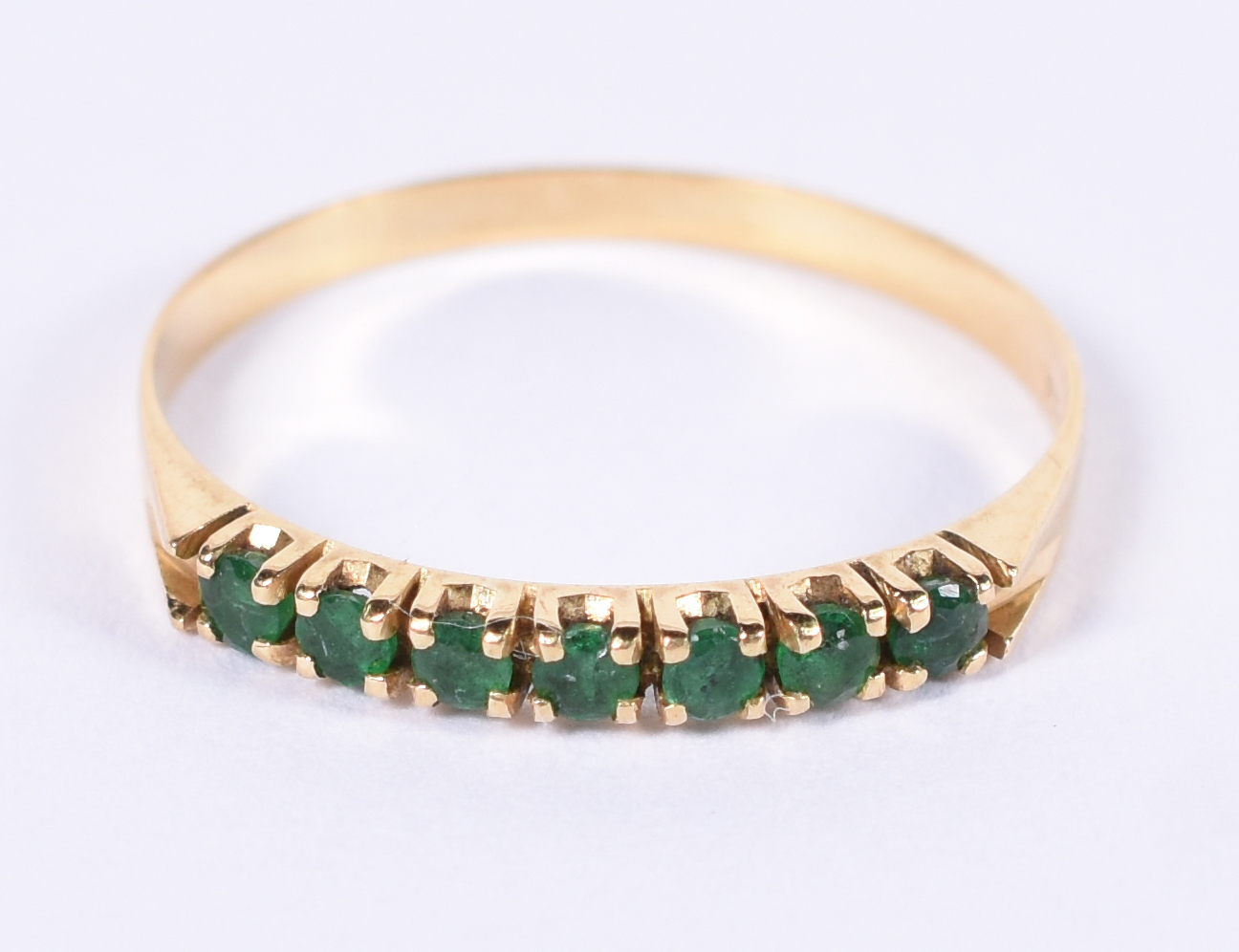 Anel de ouro amarelo 18 k e 8 esmeraldas. Aro 19. - foto 1 de 4