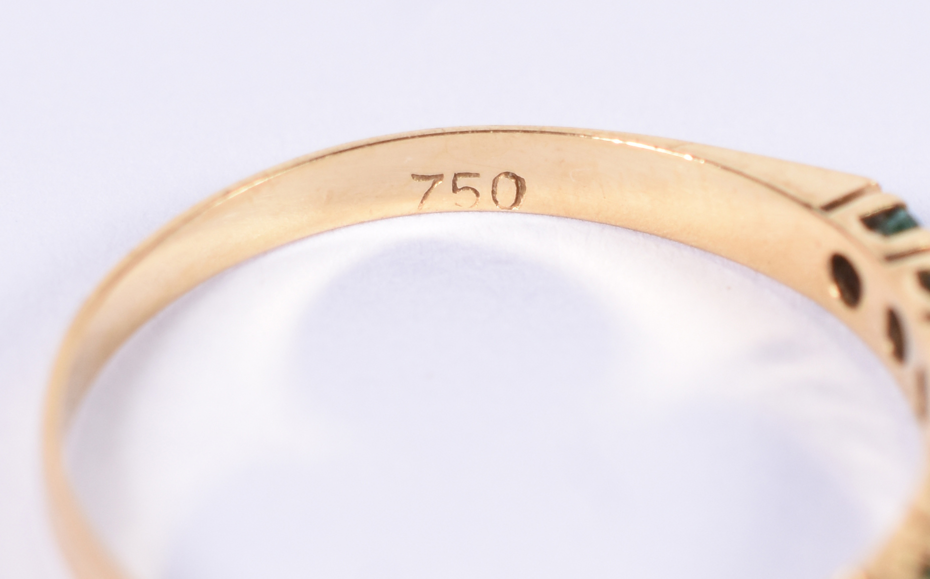 Anel de ouro amarelo 18 k e 8 esmeraldas. Aro 19. - foto 4 de 4