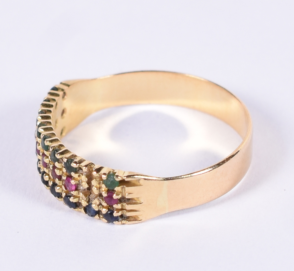 Anel de ouro amarelo 18 k com esmeraldas e rubis. Aro 16. - foto 3 de 4