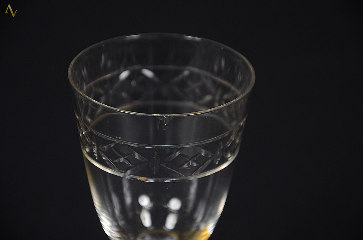 Diversos copos de cristal, tamanhos e lapidações diferentes, sendo... - foto 2 de 2