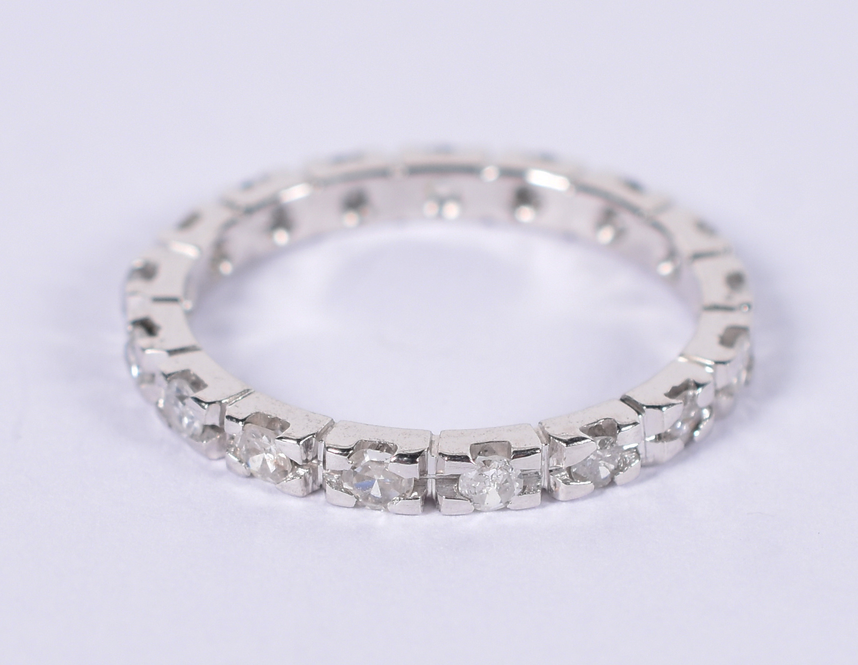 Aliança completa de ouro branco com 22 brilhantes de 0,05 ct cada... - foto 1 de 3