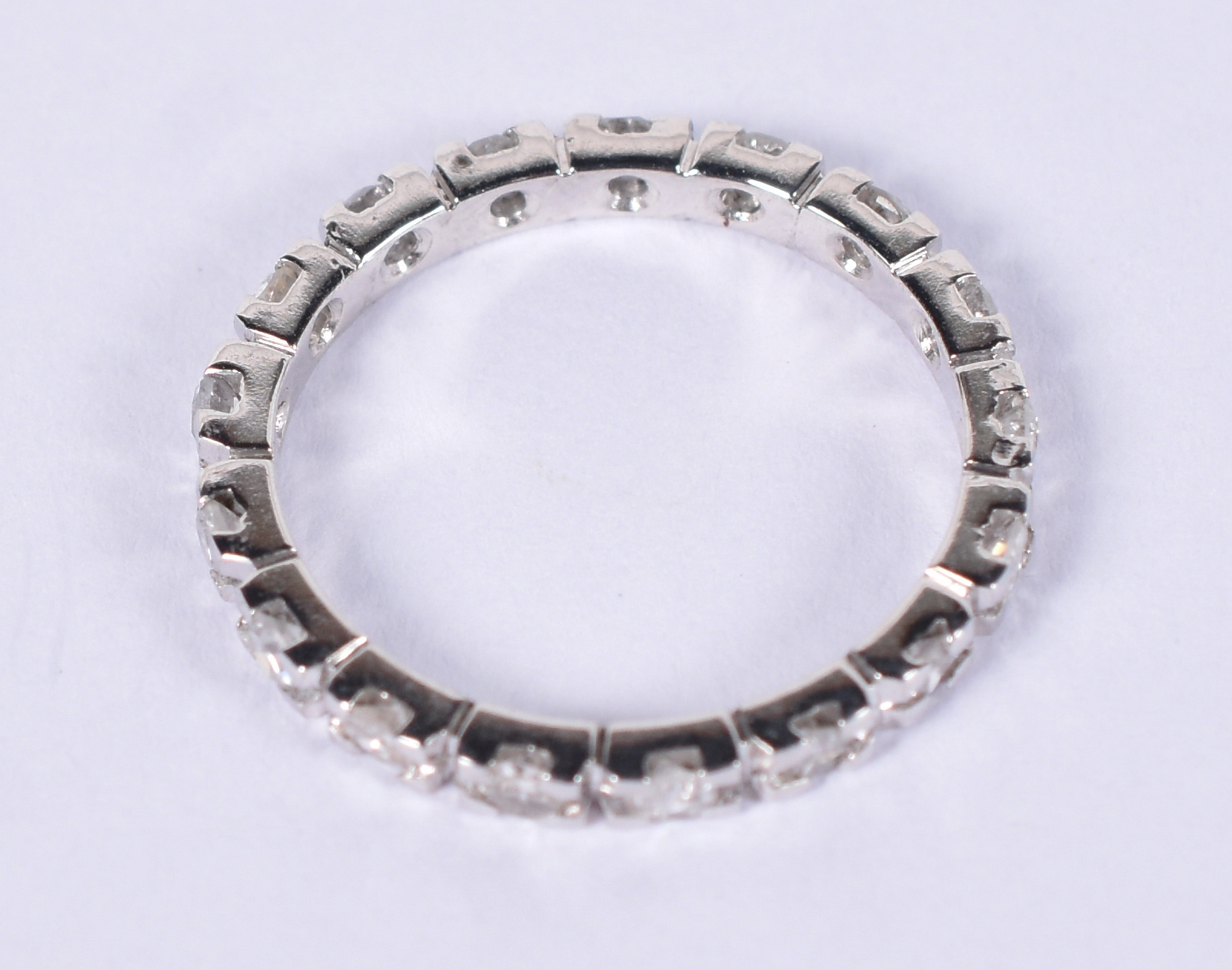 Aliança completa de ouro branco com 22 brilhantes de 0,05 ct cada... - foto 2 de 3