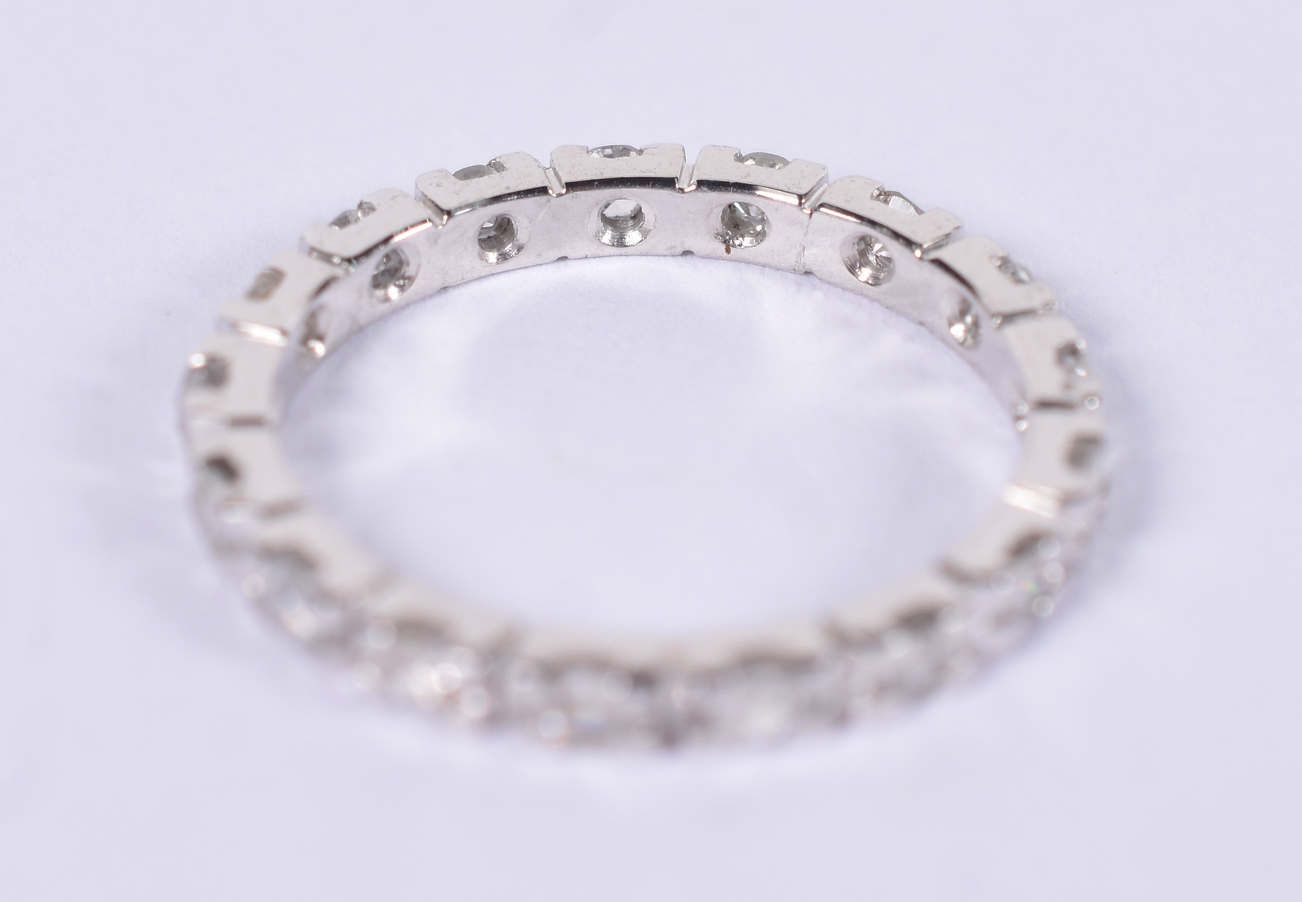 Aliança completa de ouro branco com 22 brilhantes de 0,05 ct cada... - foto 3 de 3