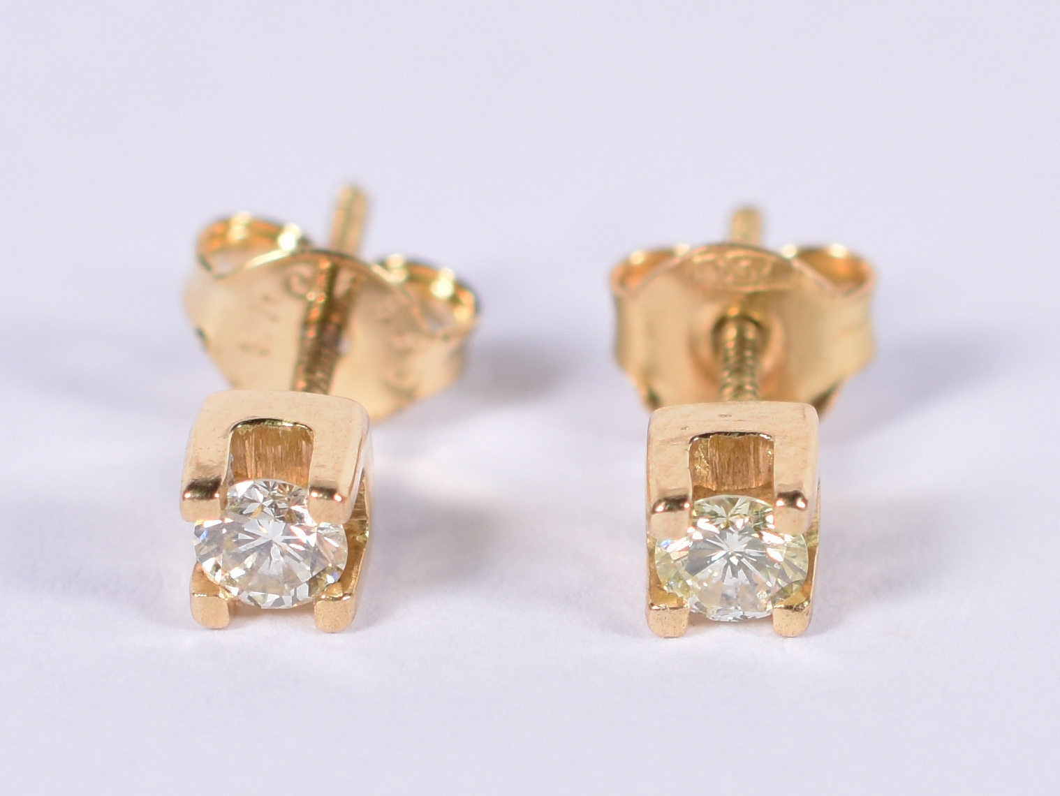 Par de brincos de ouro 18 k e 2 brilhantes de 0,10 ct cada. - foto 1 de 3