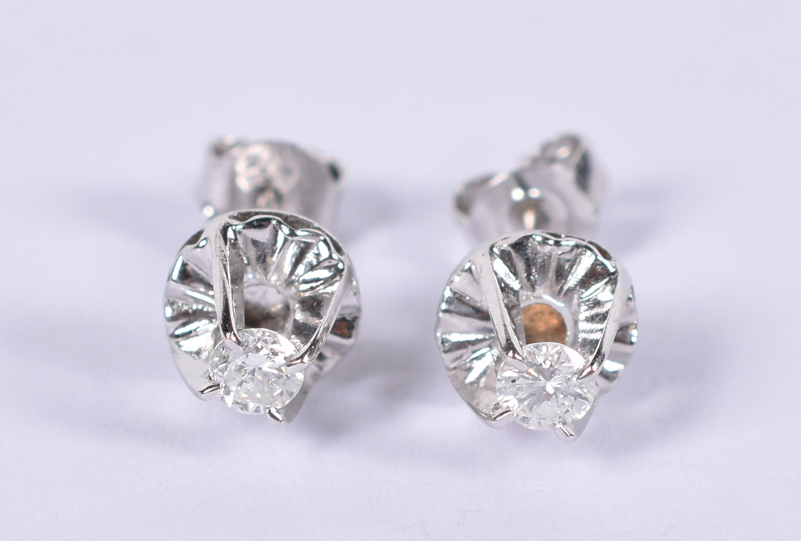 Par de brincos com 2 brilhantes de 0,15 ct cada. - foto 1 de 3