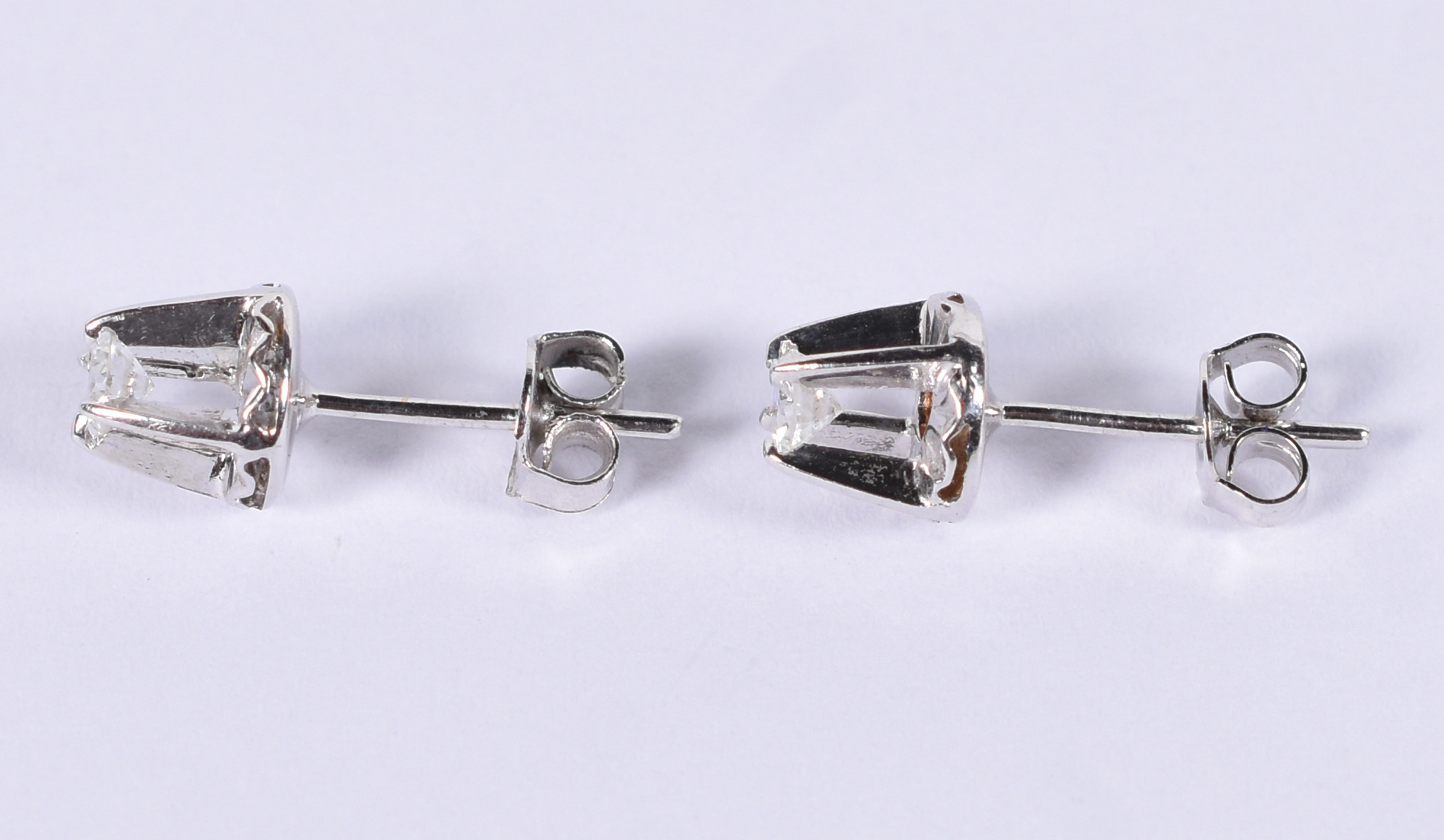 Par de brincos com 2 brilhantes de 0,15 ct cada. - foto 2 de 3