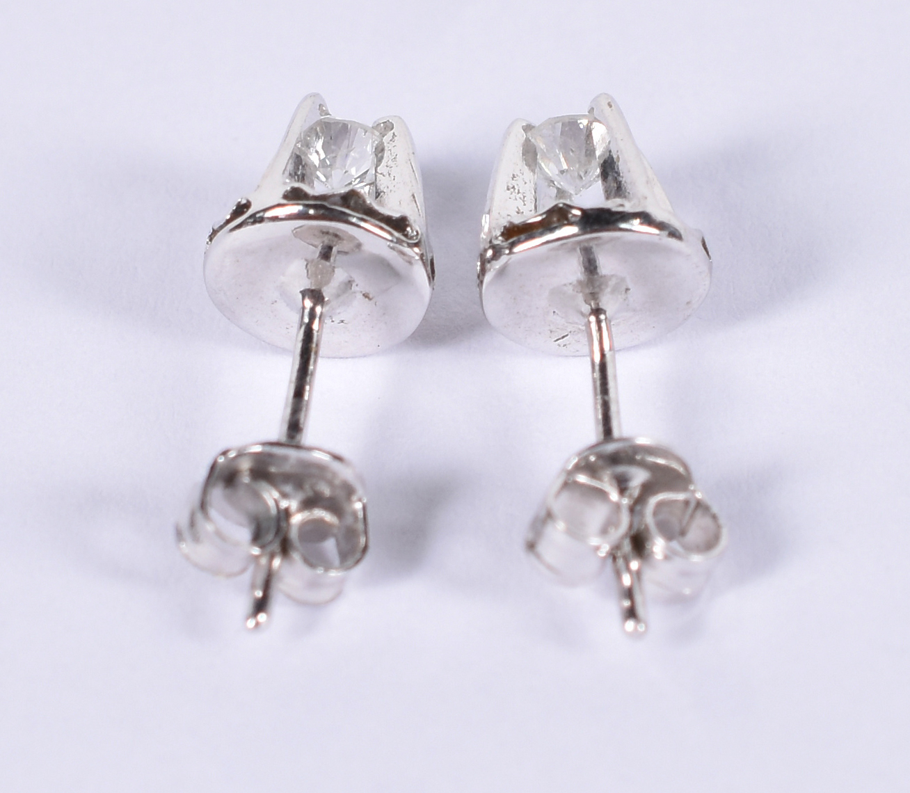 Par de brincos com 2 brilhantes de 0,15 ct cada. - foto 3 de 3
