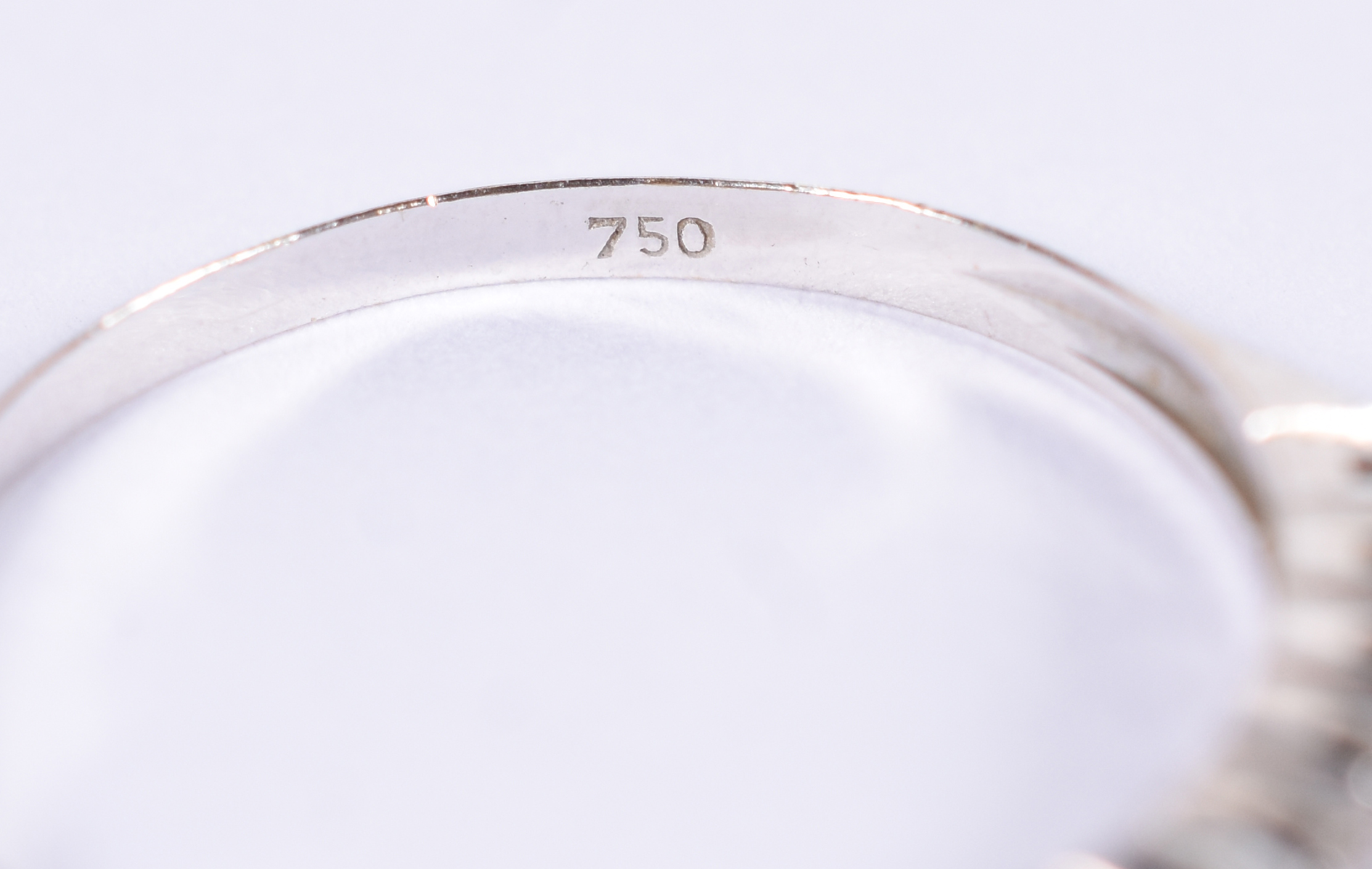 Meia aliança completa de ouro branco 14 k com 10 brilhantes. Aro 16. - foto 3 de 4