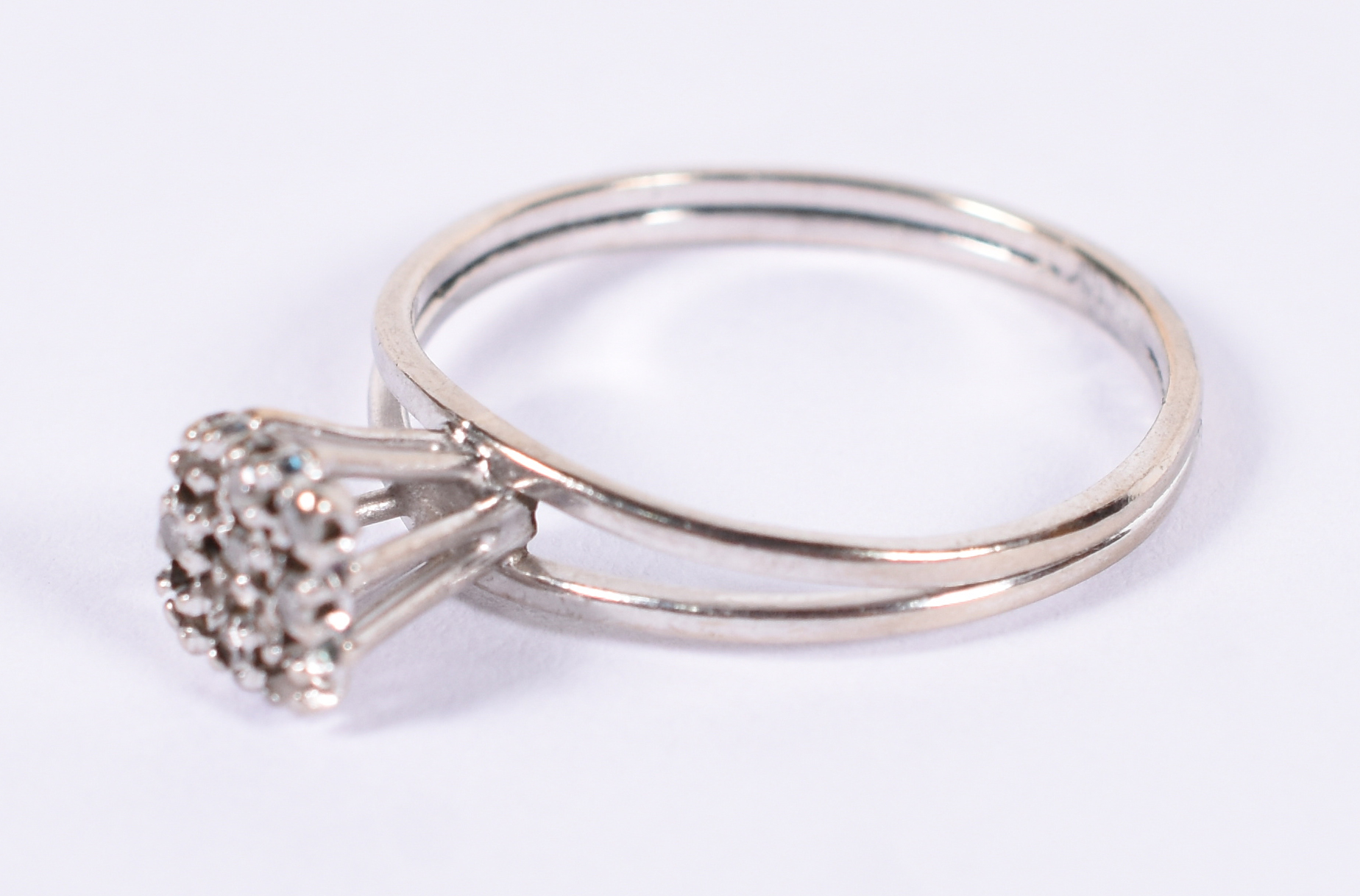 Anel de ouro branco 14 k com brilhantes. Aro 18. - foto 2 de 3