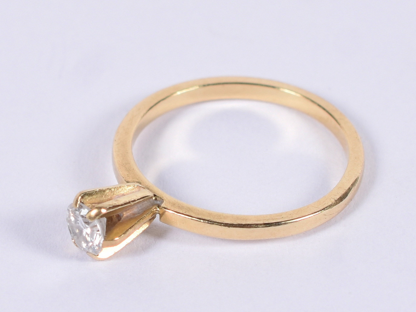 Anel solitário de ouro 18 k com brilhante de aproximadamente 0,20... - foto 2 de 4