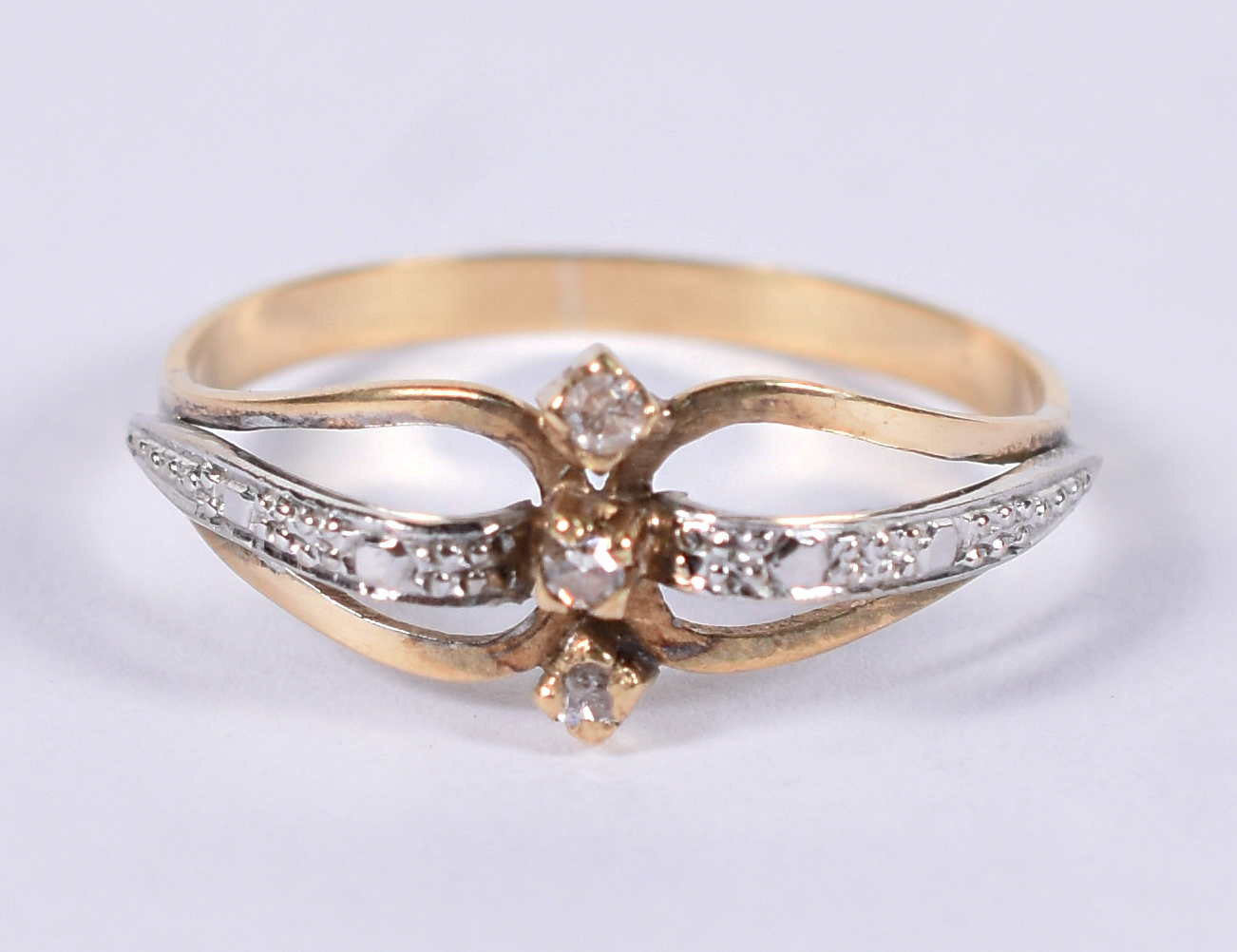 Anel de ouro amarelo 18 k com 4 brilhantes. Aro 18. - foto 1 de 3