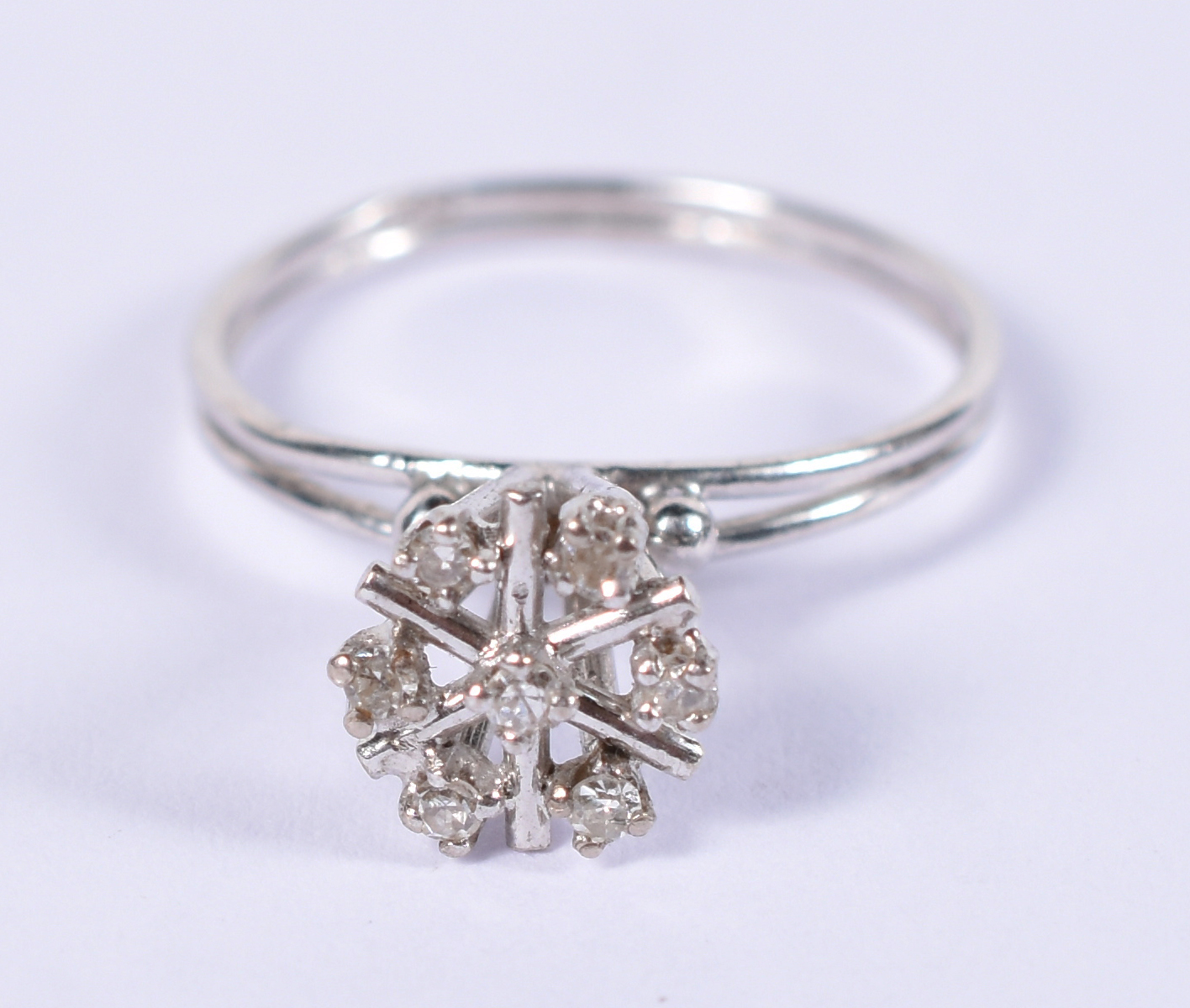 Anel de ouro branco 14 k com 6 brilhantes. Aro 13. - foto 1 de 3