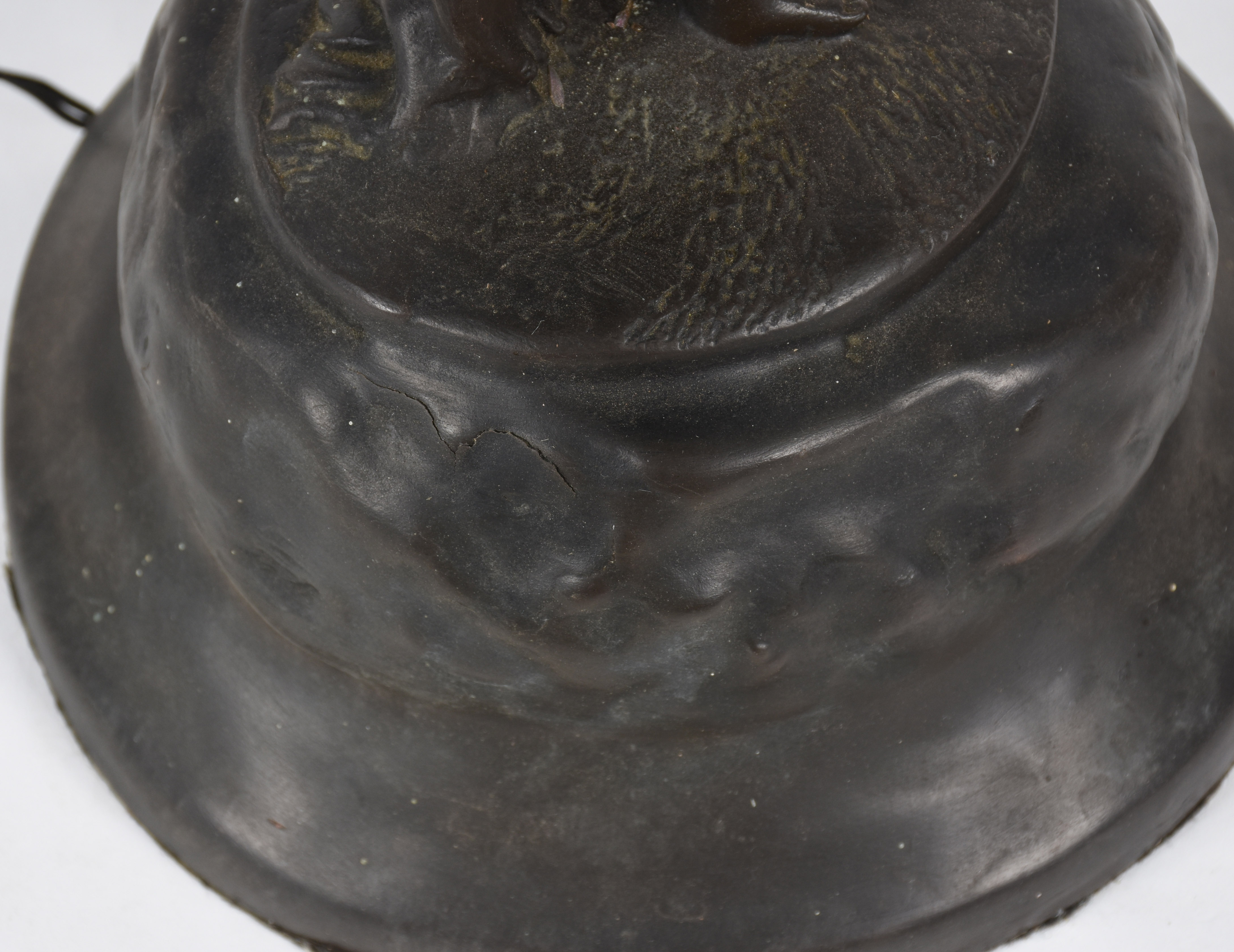 Luminária de petit bronze representando figura feminina. - foto 4 de 6