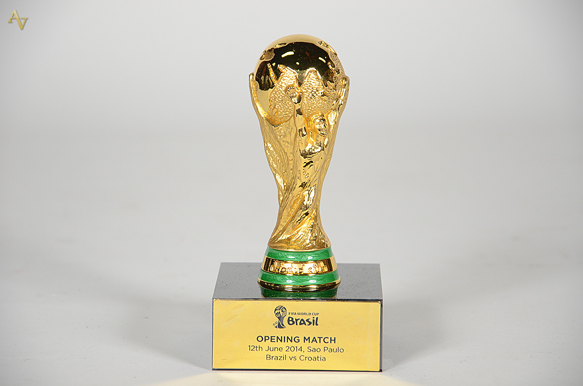 Mini taça oficial da Copa do Mundo Brasil 2014 - metal com banho de... - foto 1 de 3