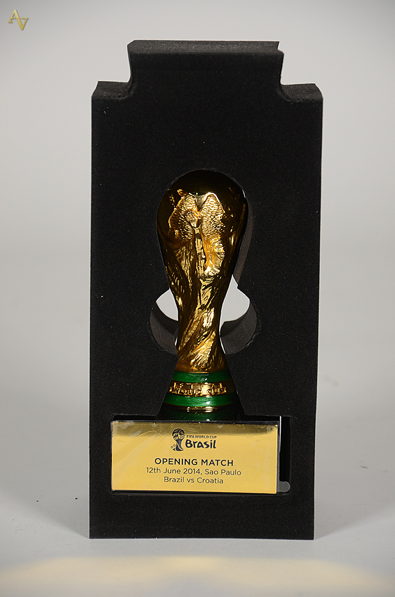 Mini taça oficial da Copa do Mundo Brasil 2014 - metal com banho de... - foto 2 de 3