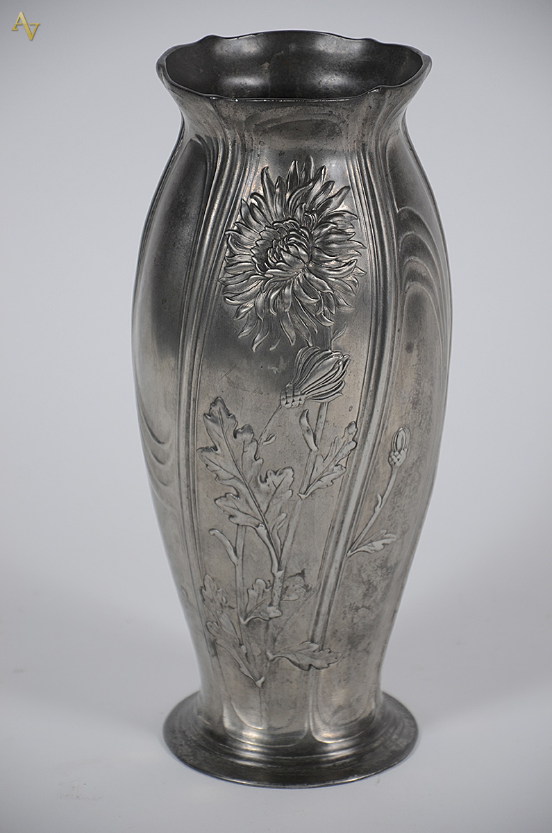 Vaso de pewter Art Deco com flores em relevo, marca Minerva na base...