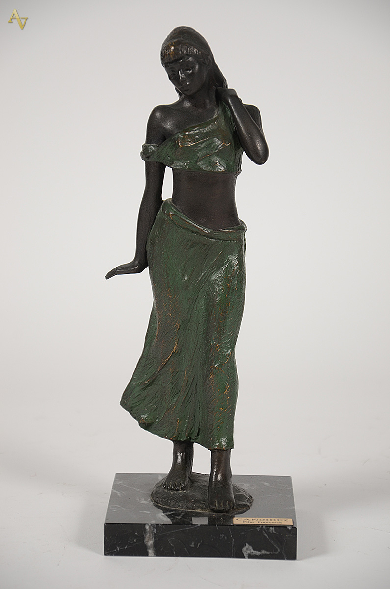 Escultura de petit bronze representando camponesa. Altura 31 cm. - foto 1 de 5
