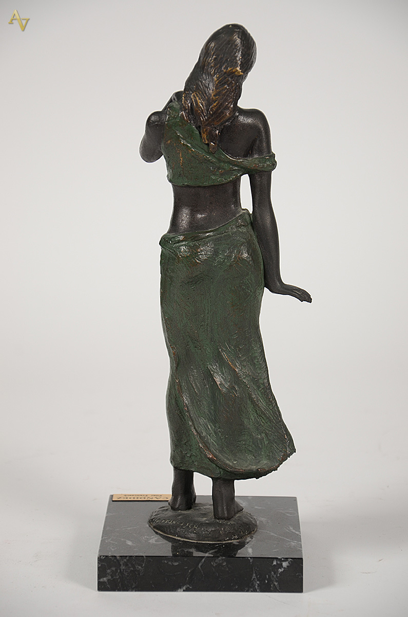 Escultura de petit bronze representando camponesa. Altura 31 cm. - foto 5 de 5