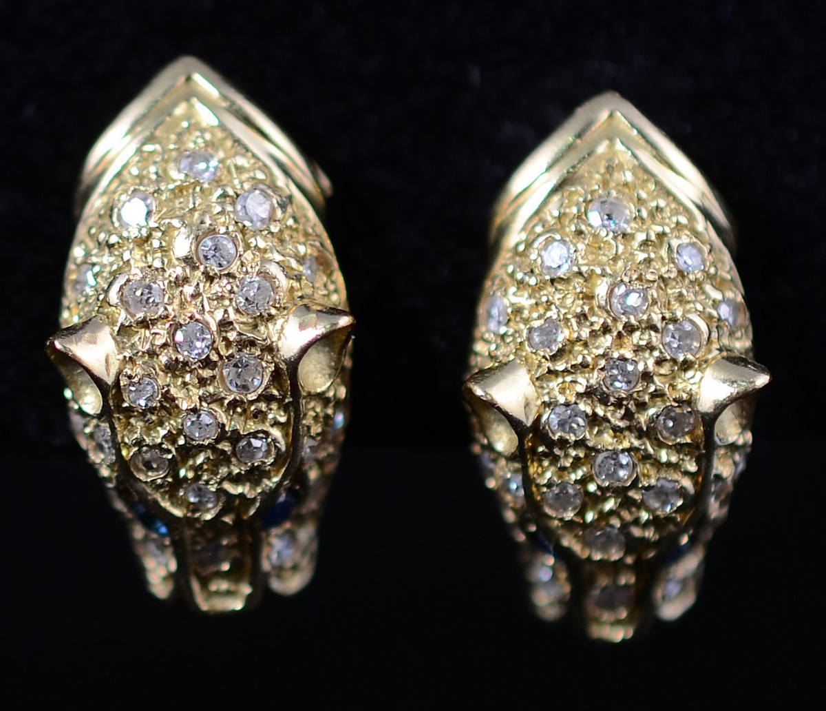 Par de brincos de ouro 18 k modelo pantera, cravejado com 24... - foto 1 de 2