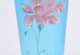 Vaso veneziano de vidro azul com flor em policr... - Vaso veneziano de vidro azul com flor em policromia.