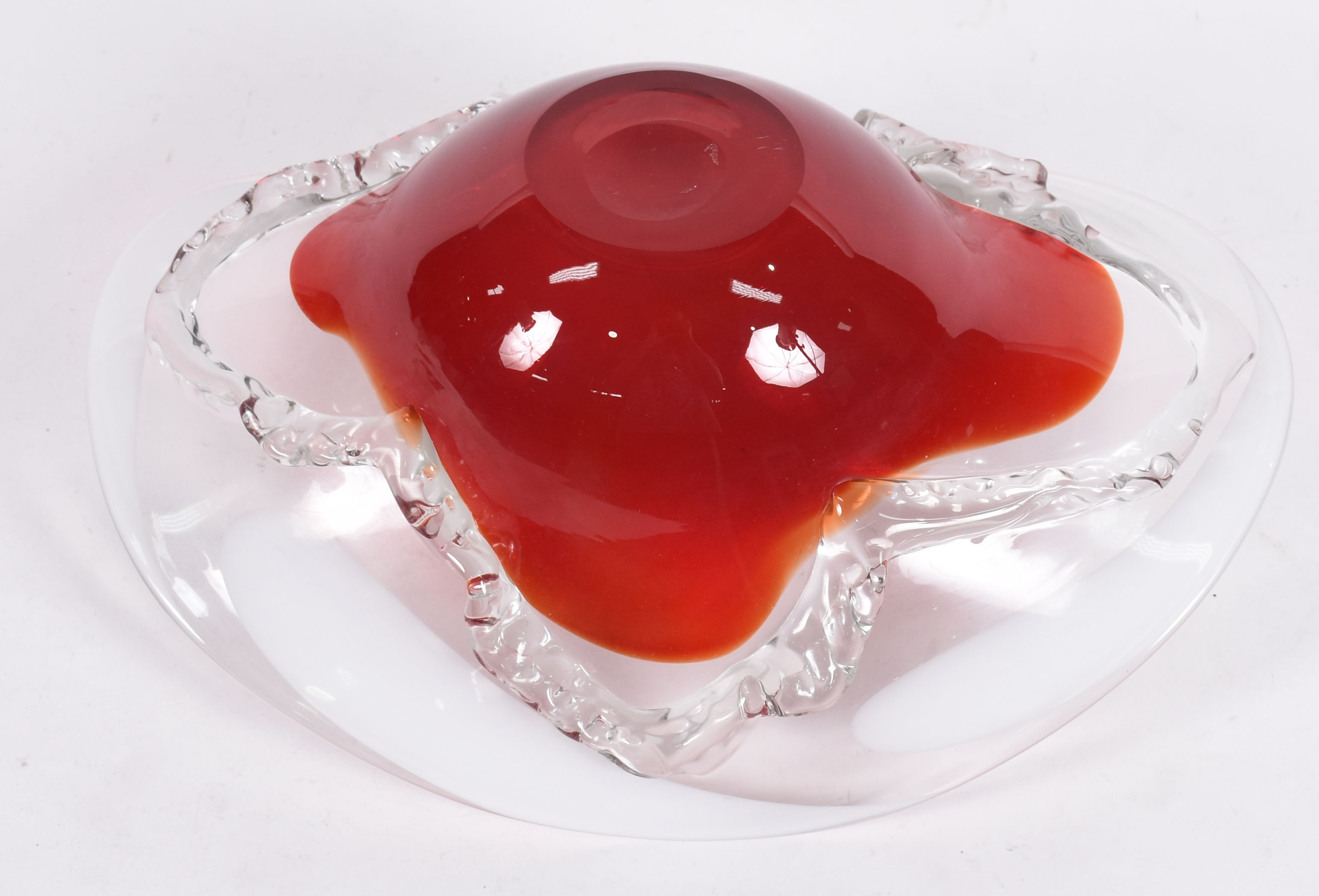 Centro de mesa de murano vermelho e branco, borda em babados. - foto 4 de 4