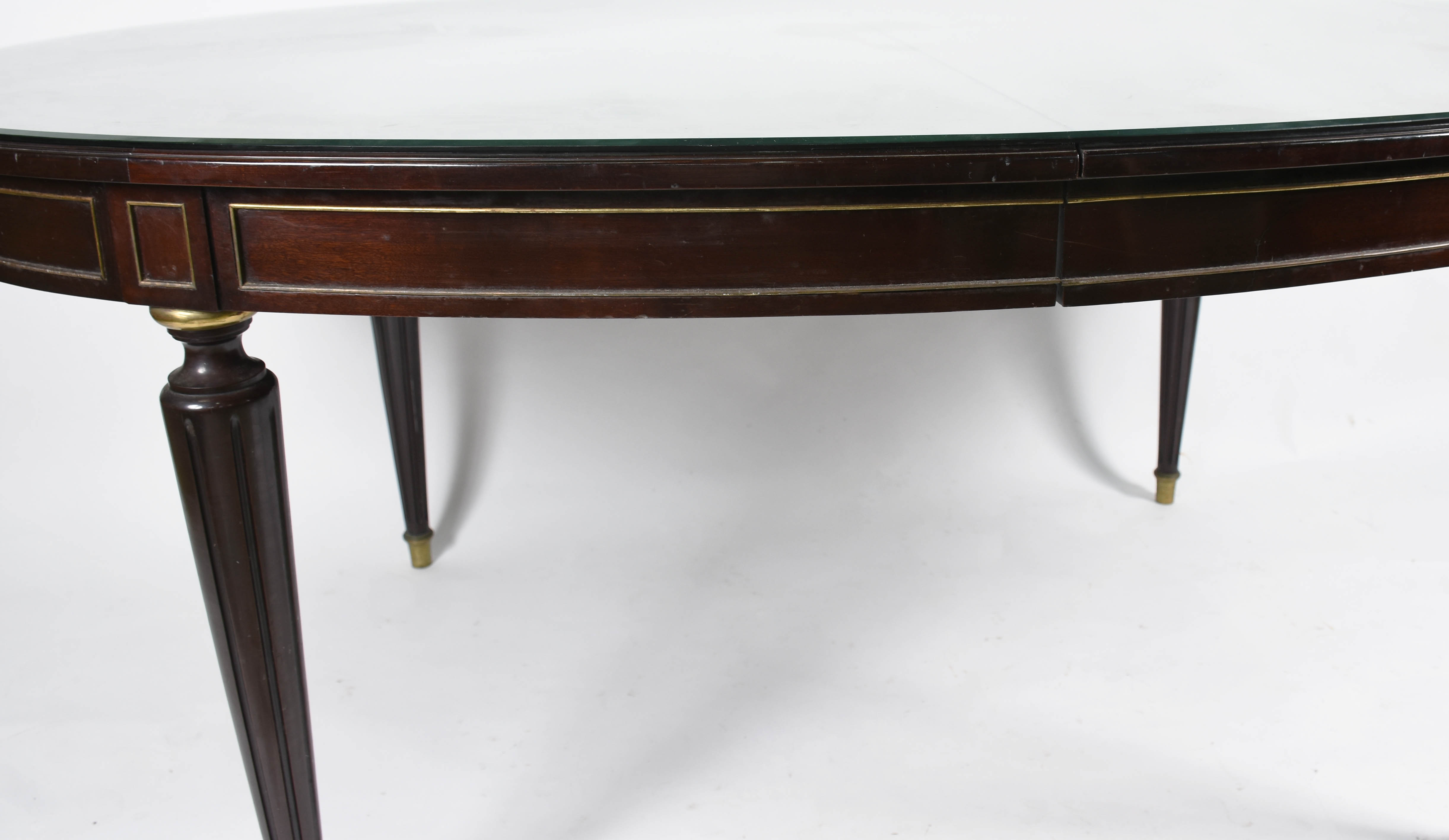 Mesa de jantar de madeira nobre, estilo ingles, tampo oval tendo saia... - foto 4 de 4
