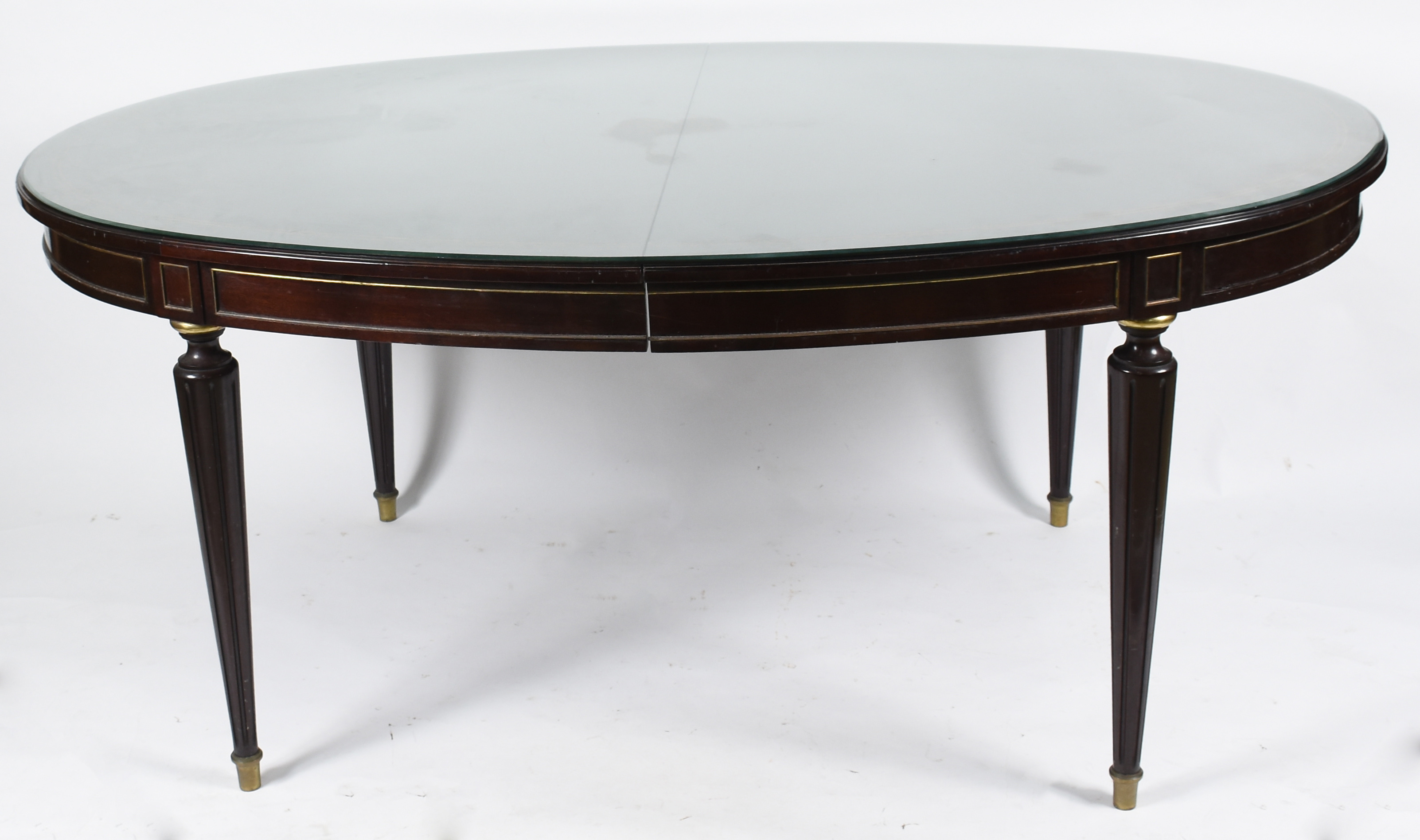 Mesa de jantar de madeira nobre, estilo ingles, tampo oval tendo saia... - foto 2 de 4