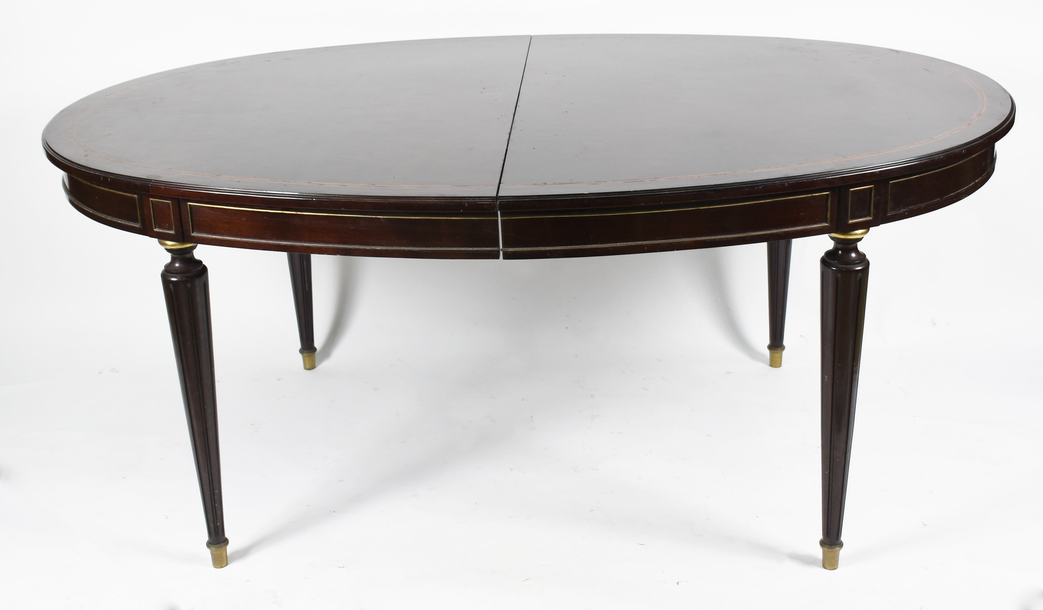Mesa de jantar de madeira nobre, estilo ingles, tampo oval tendo saia... - foto 1 de 4