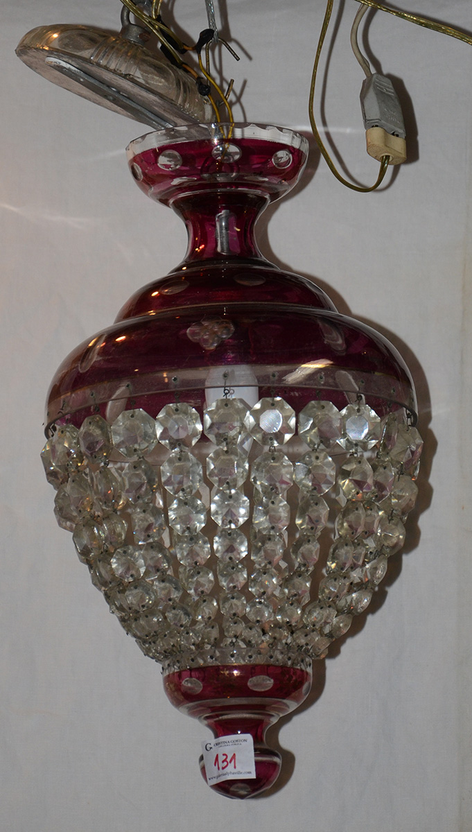 Lustre feitio pera na cor vermelha com cristal. Altura 45 cm.
