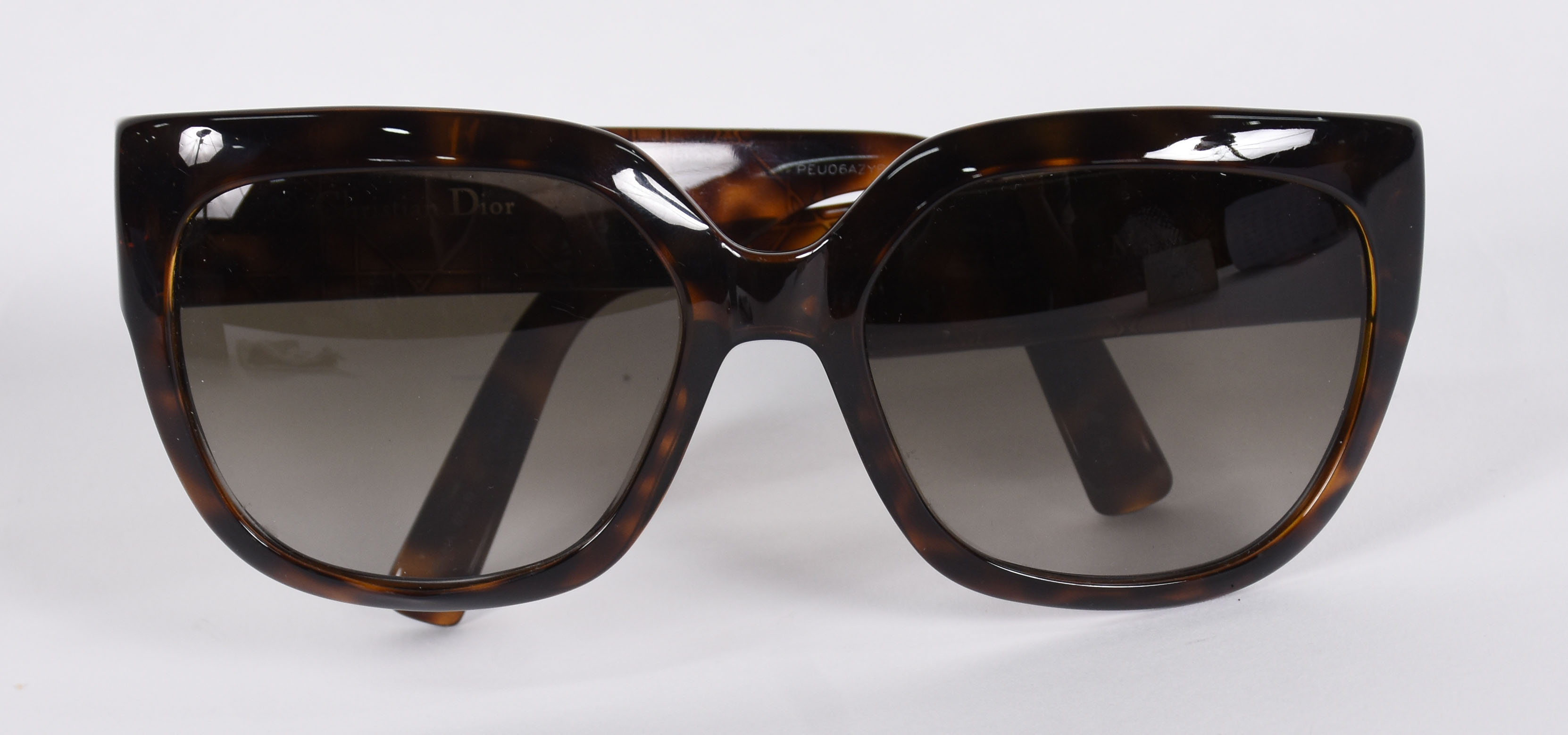 Óculos de sol da marca Christian DIOR, no estojo. - foto 1 de 8