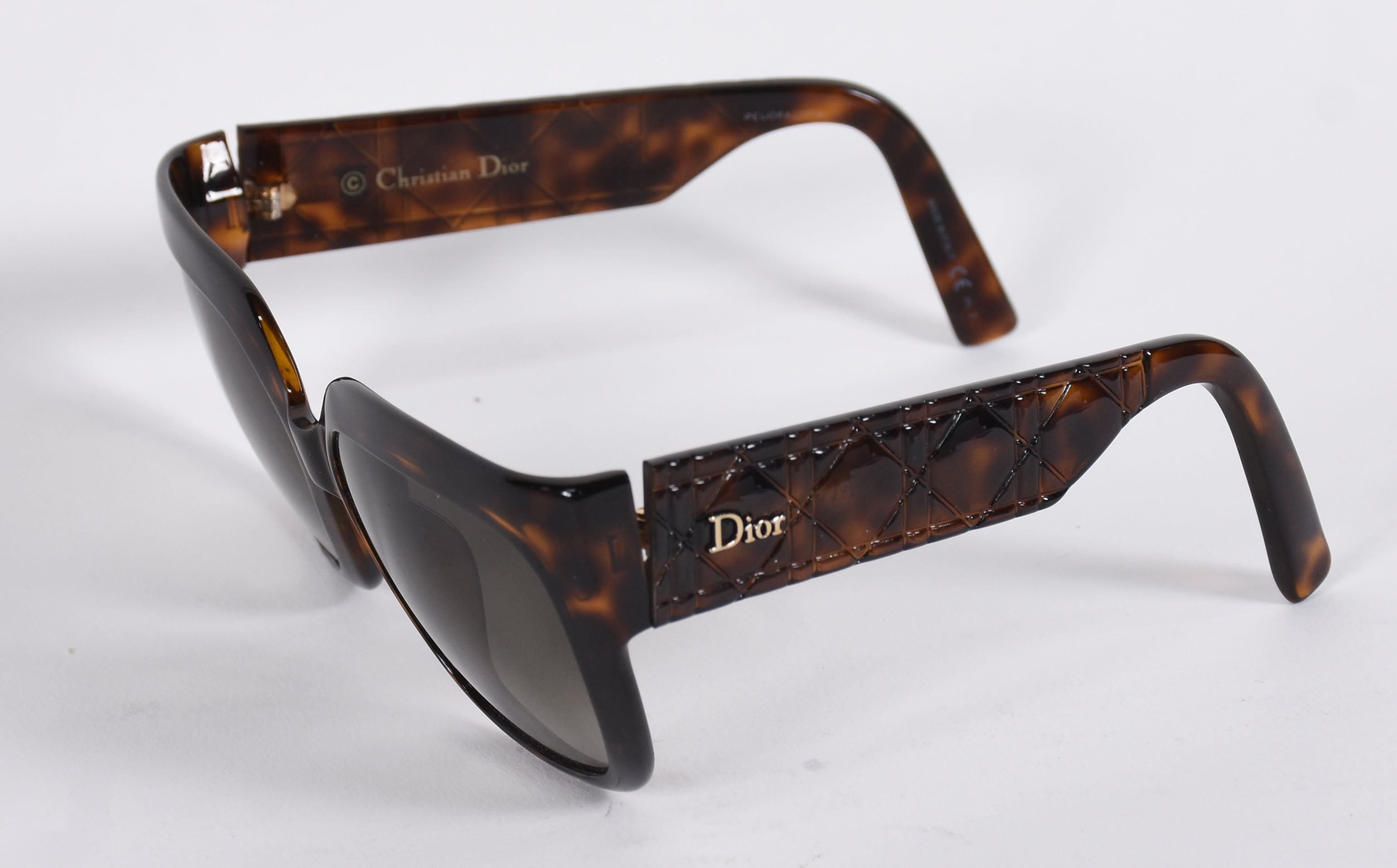 Óculos de sol da marca Christian DIOR, no estojo. - foto 2 de 8