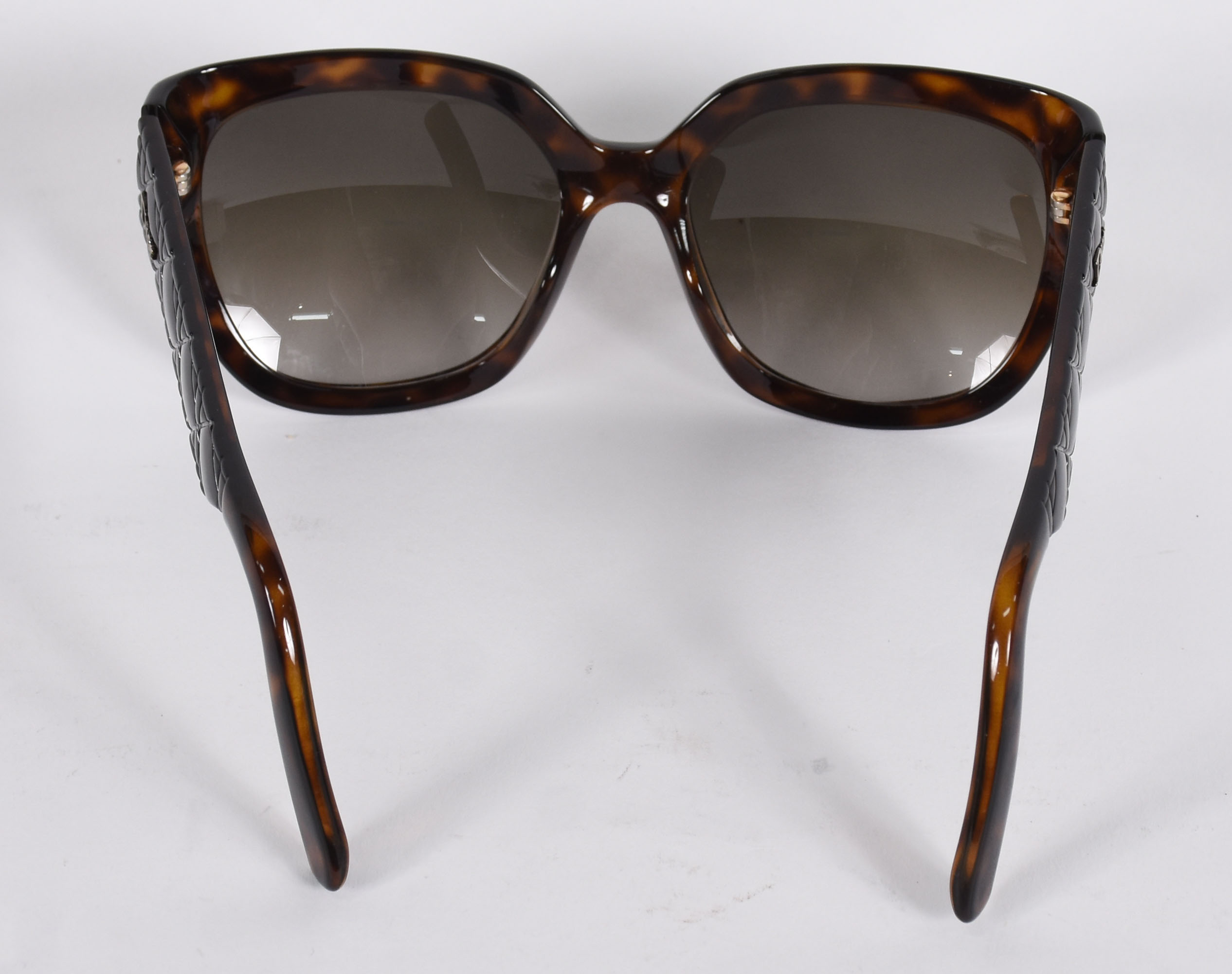 Óculos de sol da marca Christian DIOR, no estojo. - foto 3 de 8