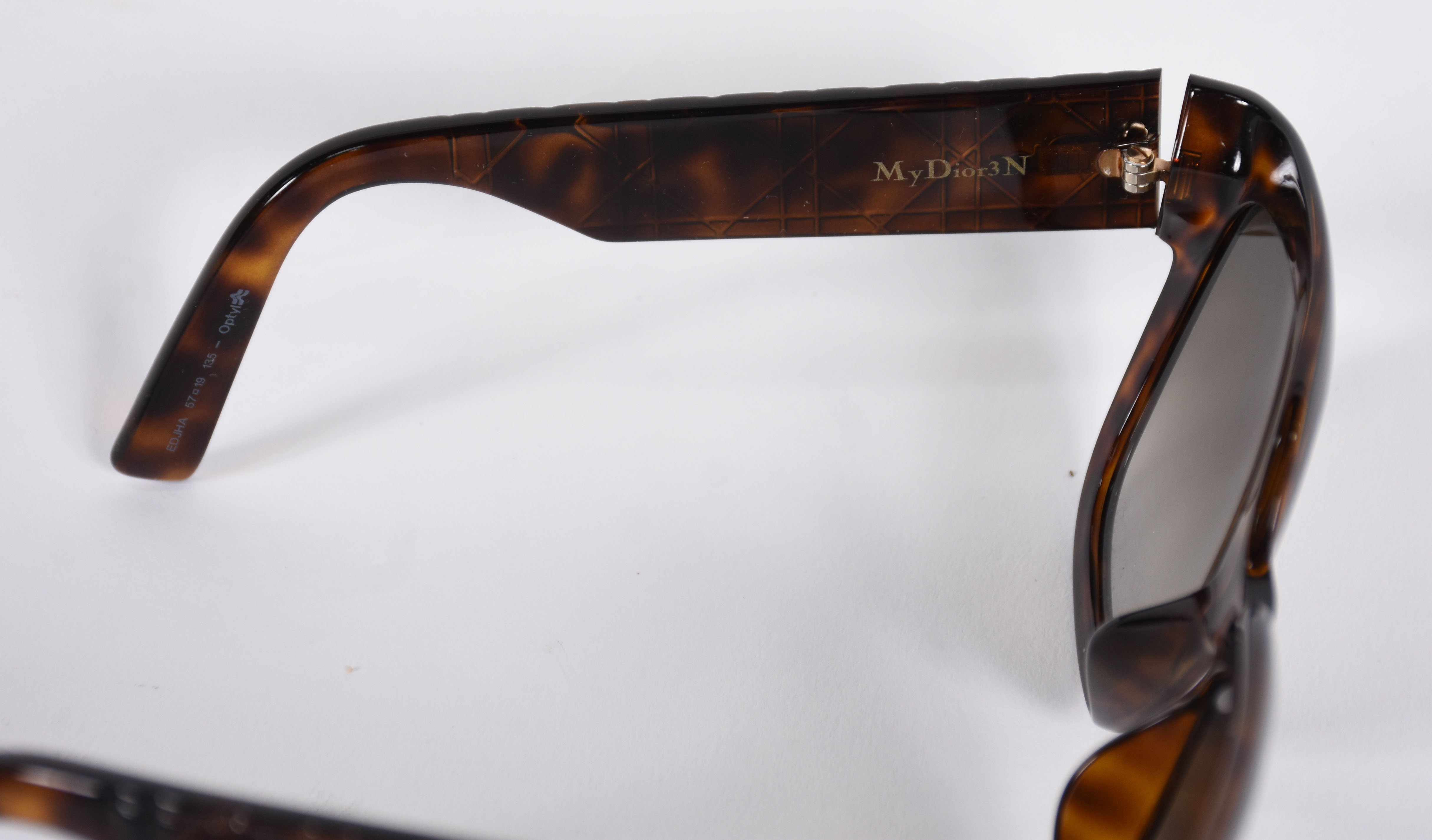 Óculos de sol da marca Christian DIOR, no estojo. - foto 4 de 8