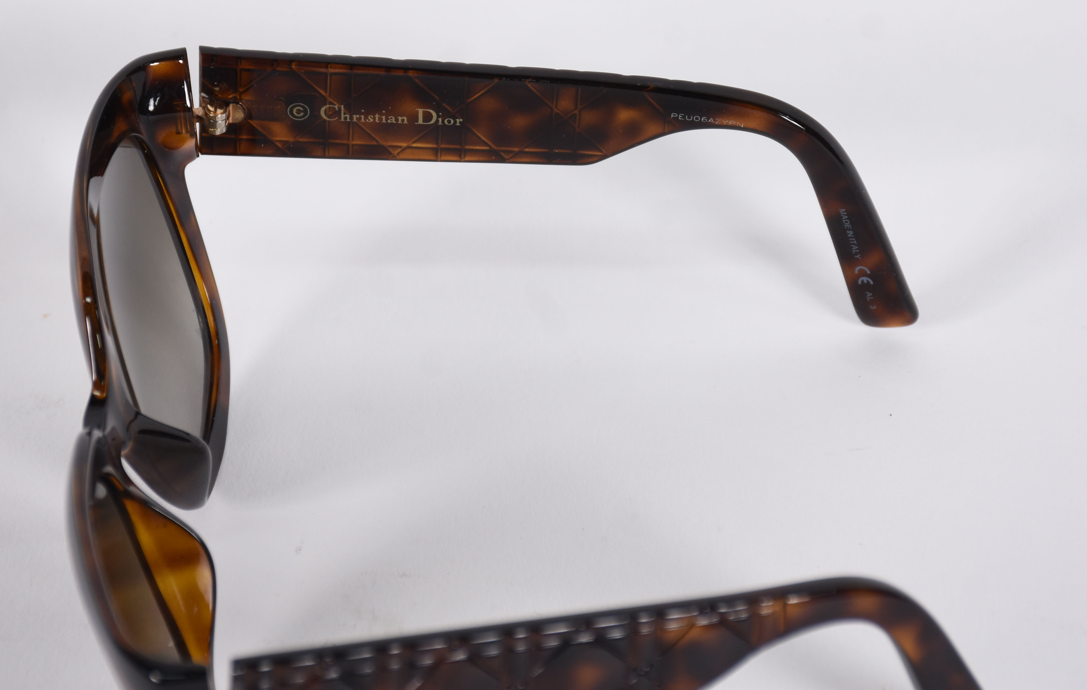 Óculos de sol da marca Christian DIOR, no estojo. - foto 5 de 8