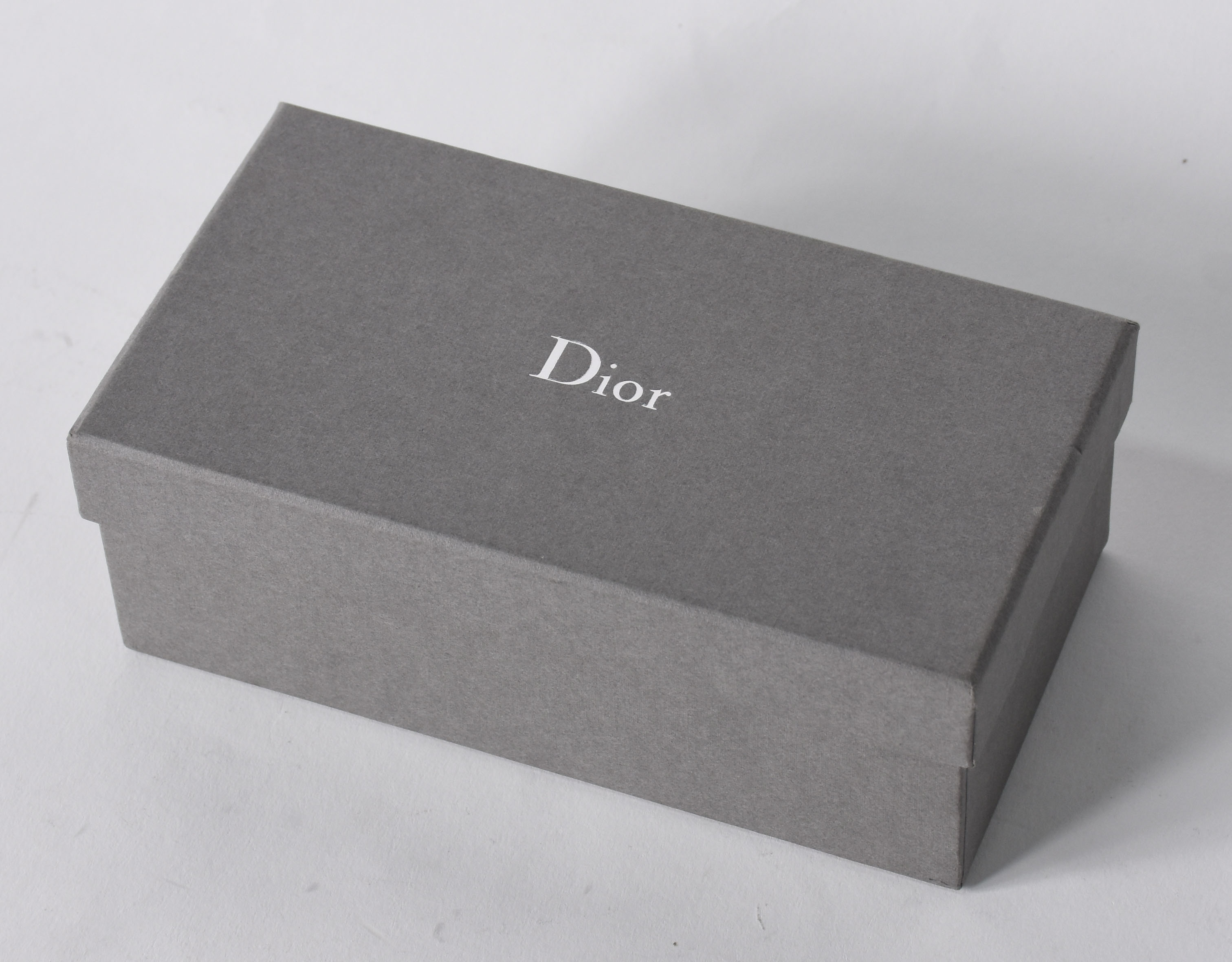 Óculos de sol da marca Christian DIOR, no estojo. - foto 7 de 8