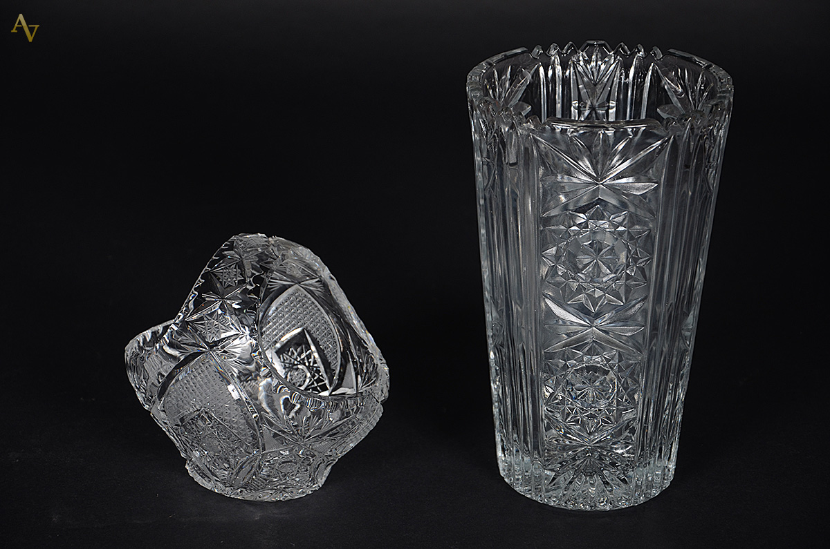 Duas peças de cristal, sendo cesta (altura 15 cm) e vaso (altura 23...
