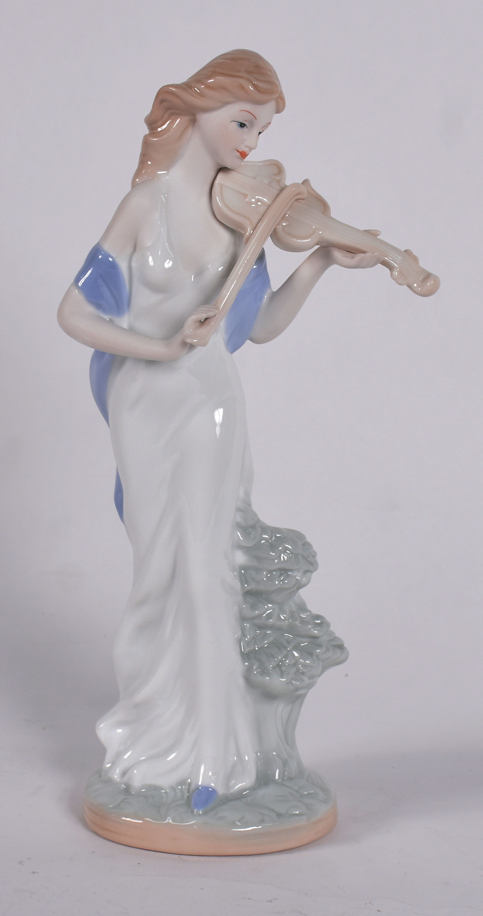 Escultura de porcelana representando mulher com violino. - foto 1 de 4