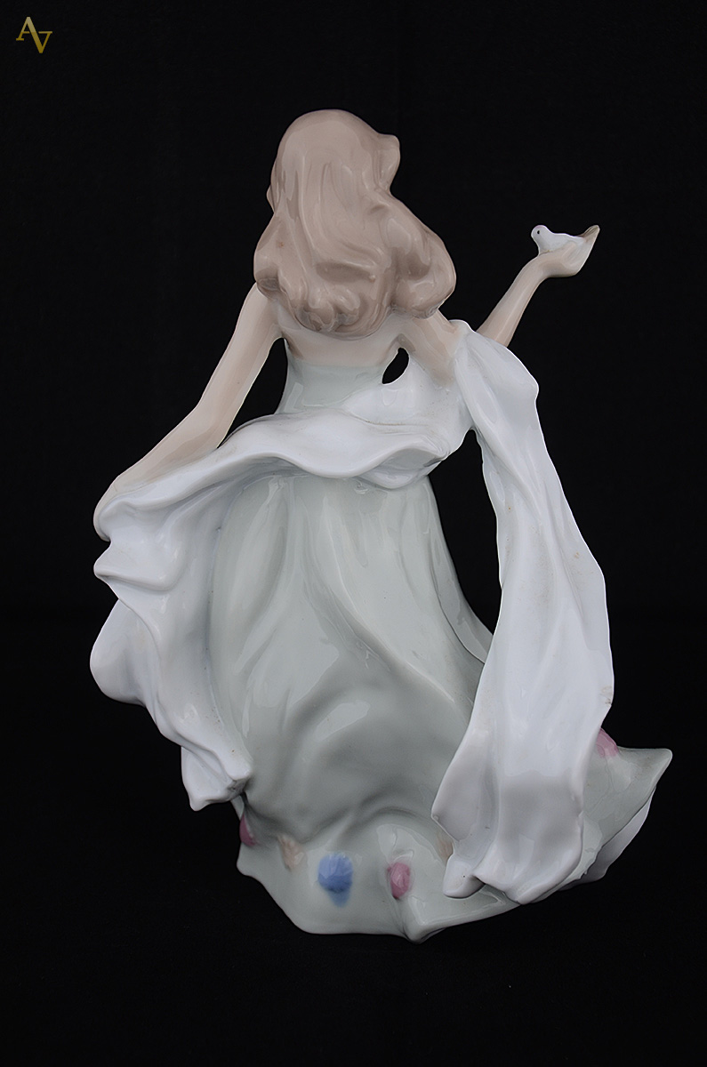 Estatueta de porcelana espanhola representando moça com pássaro... - foto 2 de 2