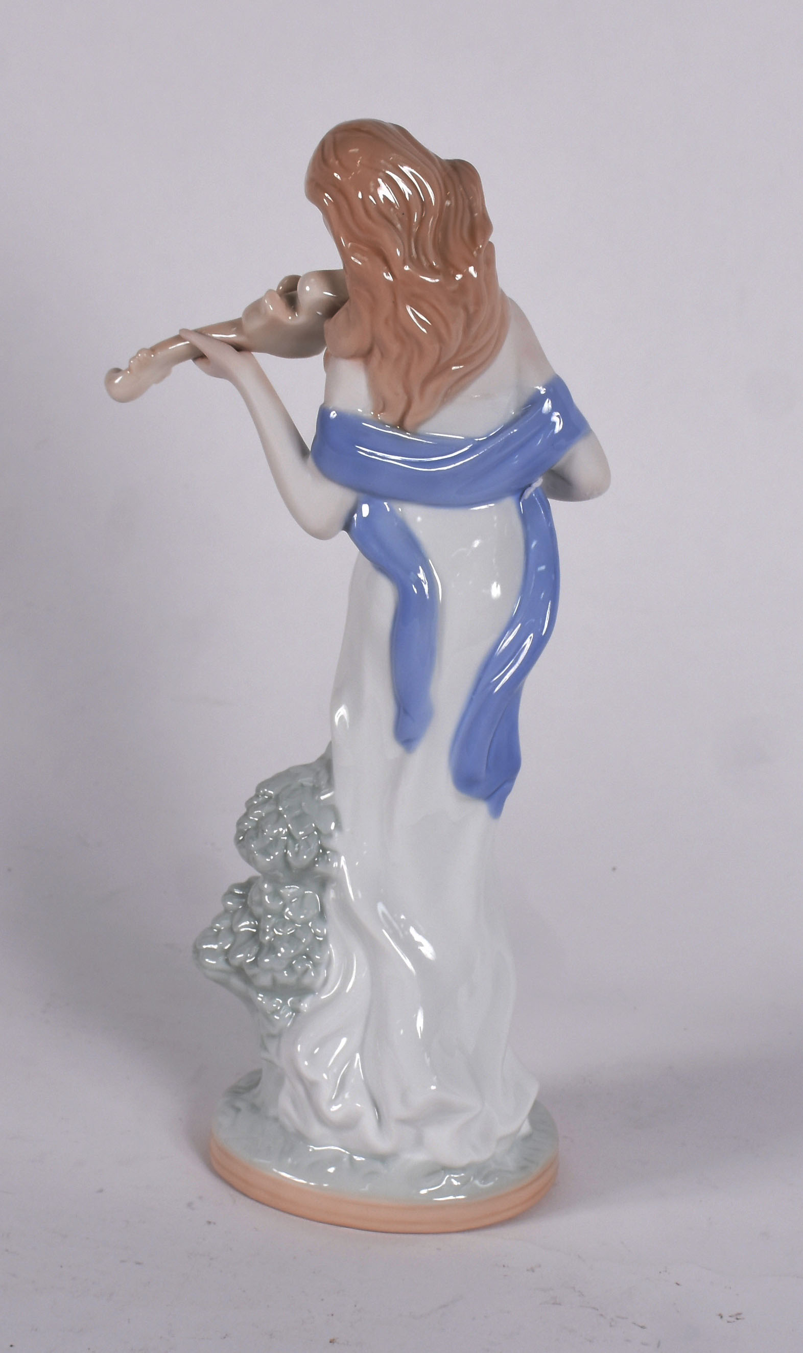 Escultura de porcelana representando mulher com violino. - foto 2 de 4