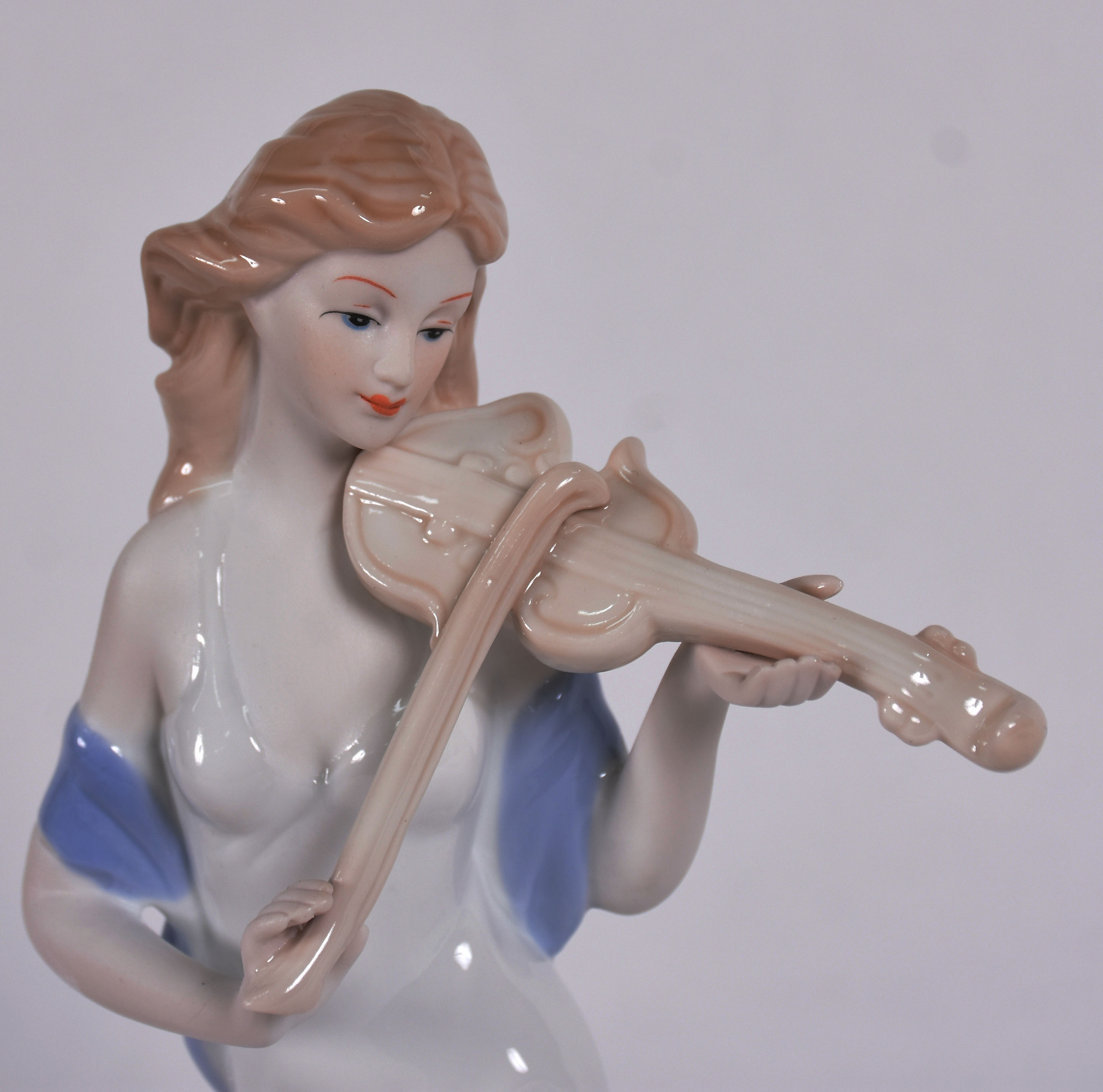 Escultura de porcelana representando mulher com violino. - foto 3 de 4
