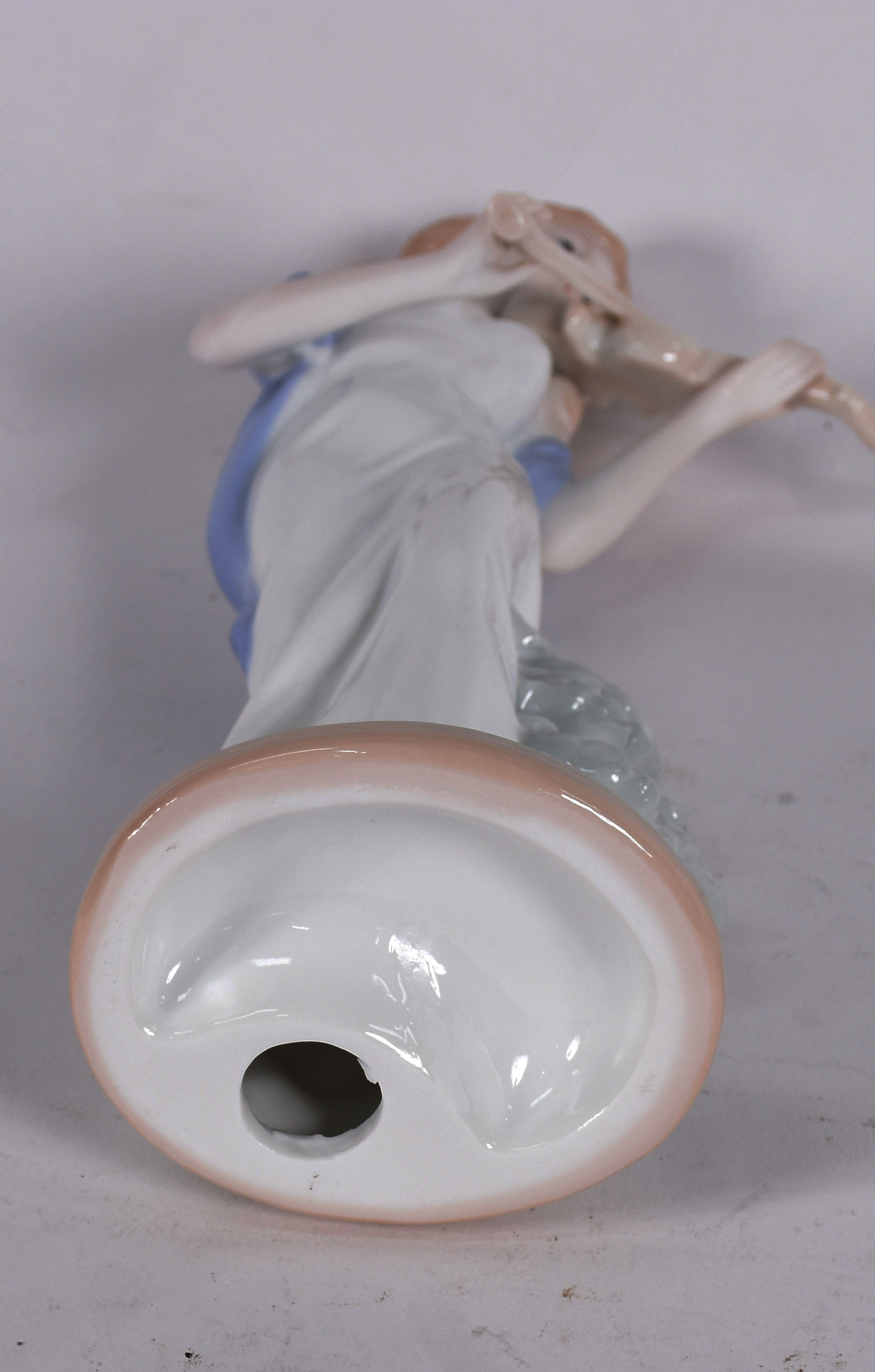 Escultura de porcelana representando mulher com violino. - foto 4 de 4
