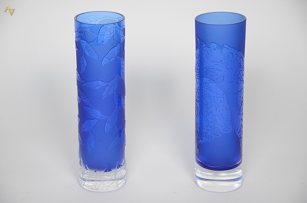 RAVAGNANI - Par de vasos de vidro azul, assinados. Altura 29,5 cm... - foto 1 de 2