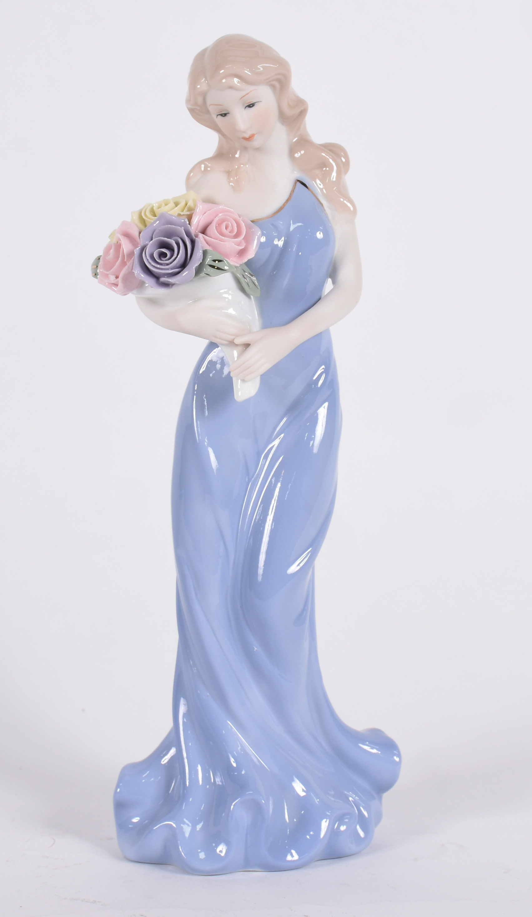 Escultura de porcelana representando mulher com flor. - foto 1 de 4