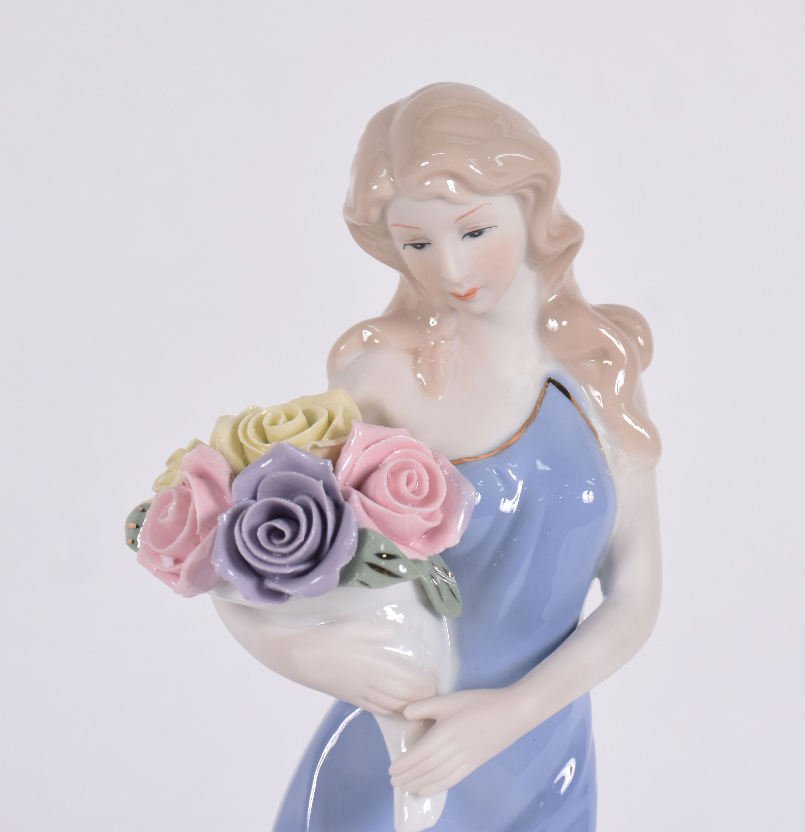 Escultura de porcelana representando mulher com flor. - foto 2 de 4