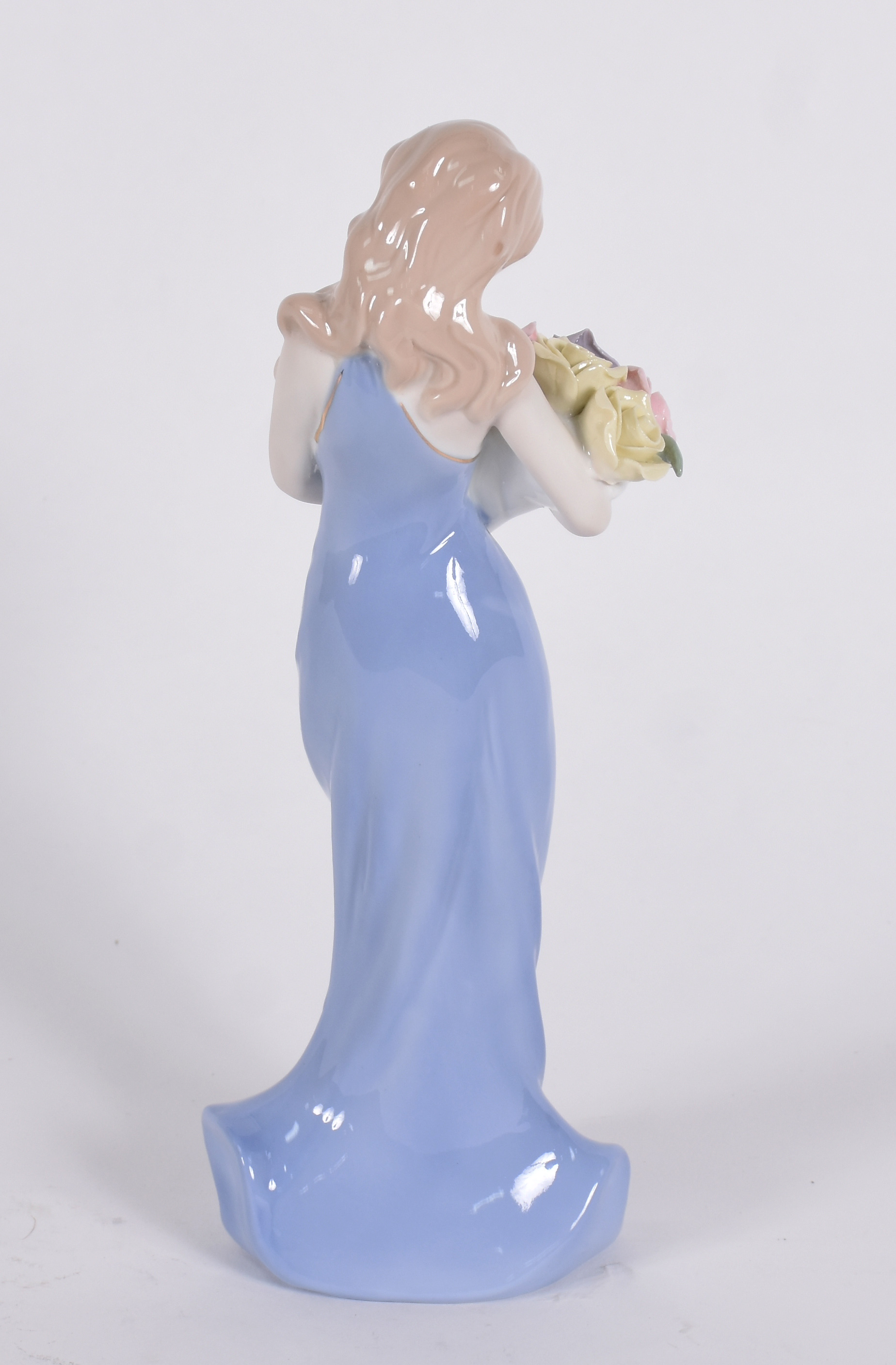 Escultura de porcelana representando mulher com flor. - foto 3 de 4