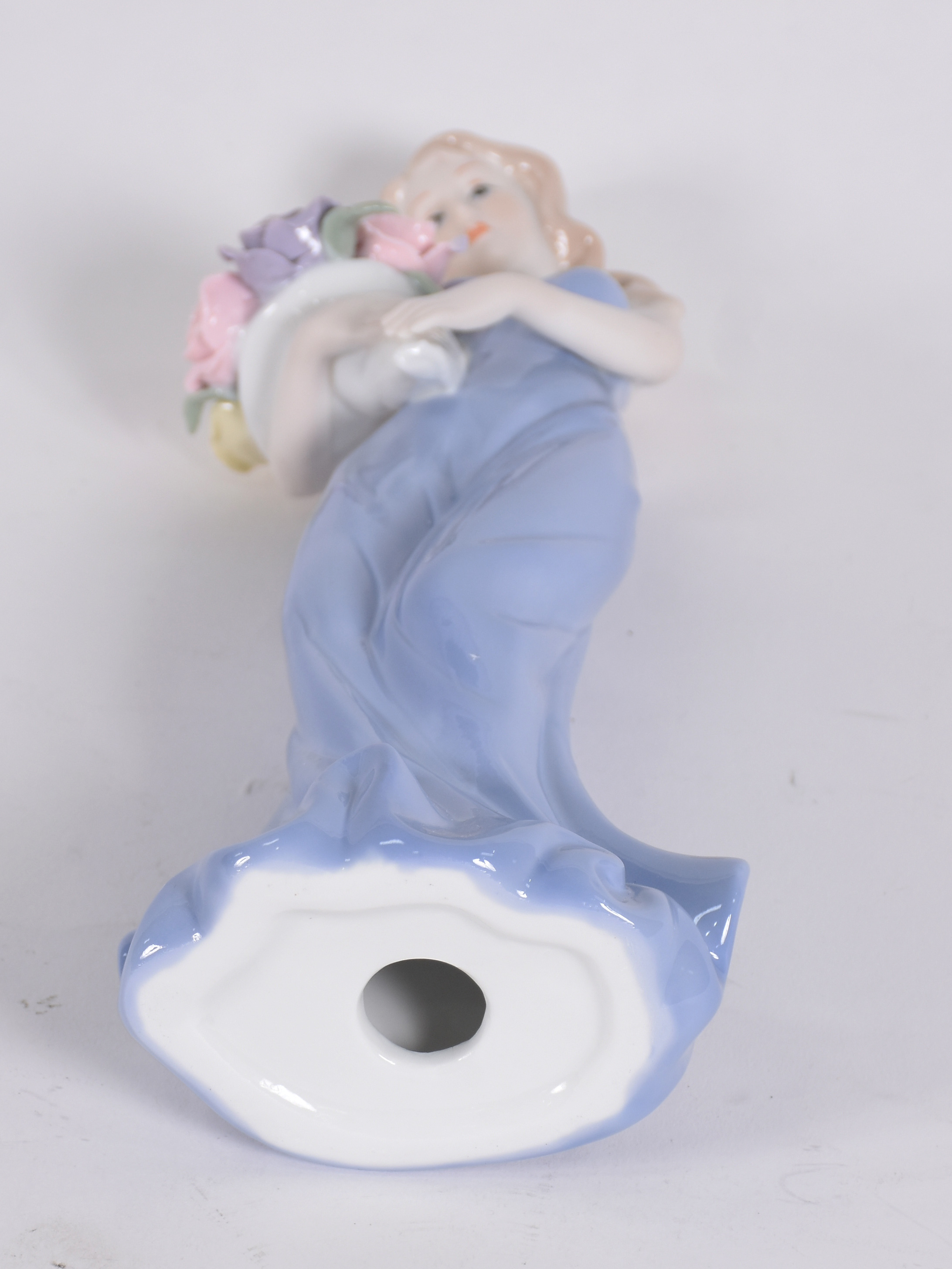 Escultura de porcelana representando mulher com flor. - foto 4 de 4