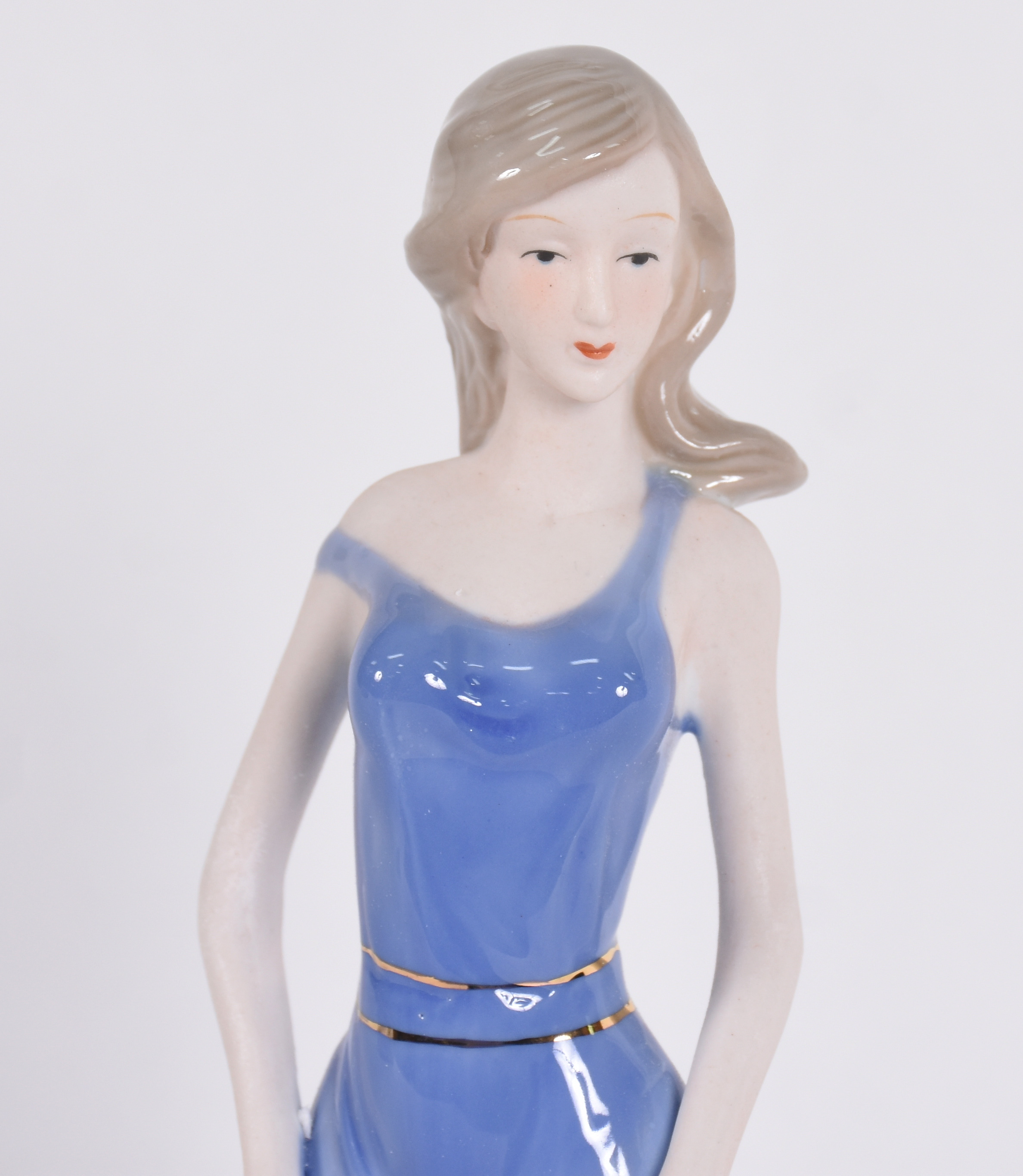 Escultura de porcelana representando mulher com bolsa. - foto 2 de 4
