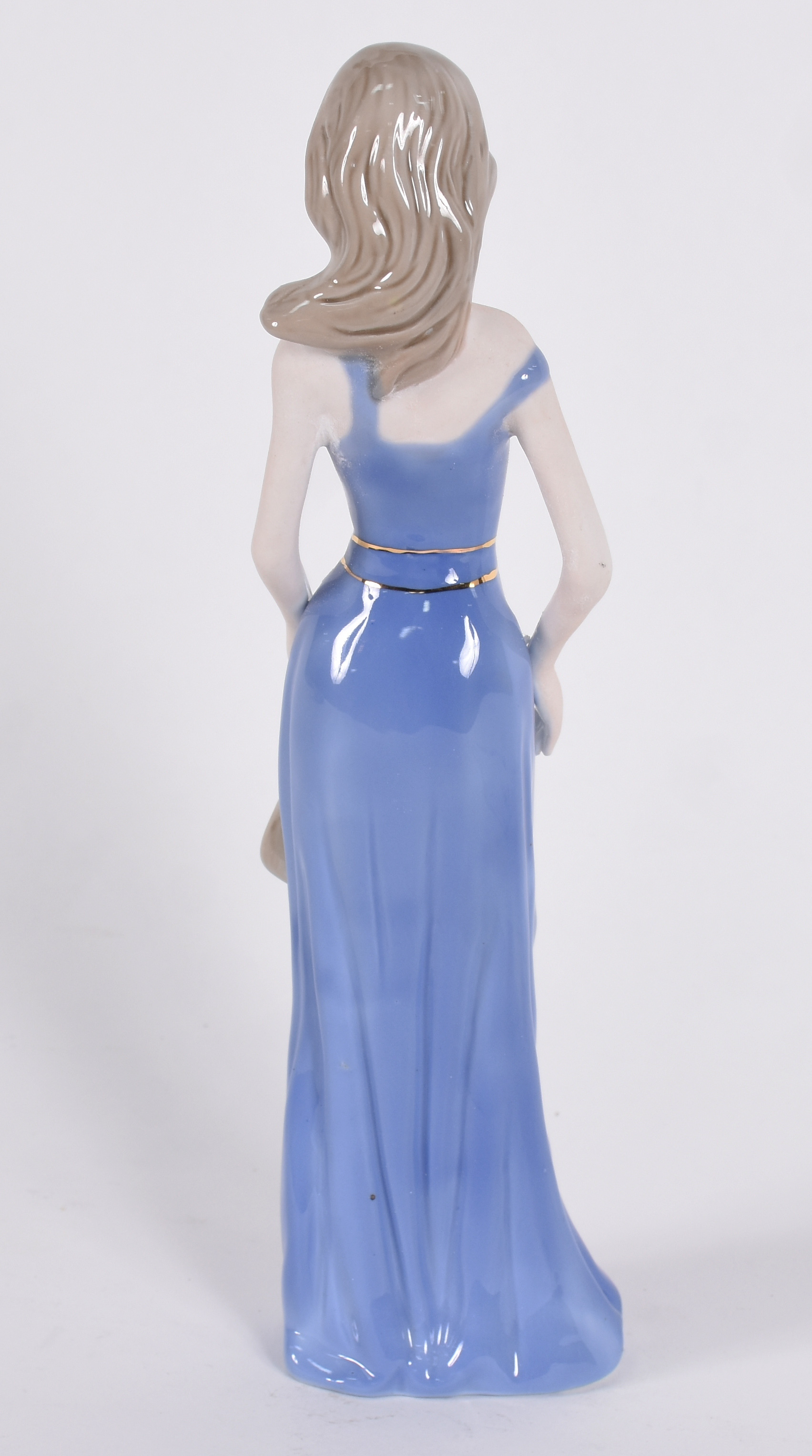 Escultura de porcelana representando mulher com bolsa. - foto 3 de 4