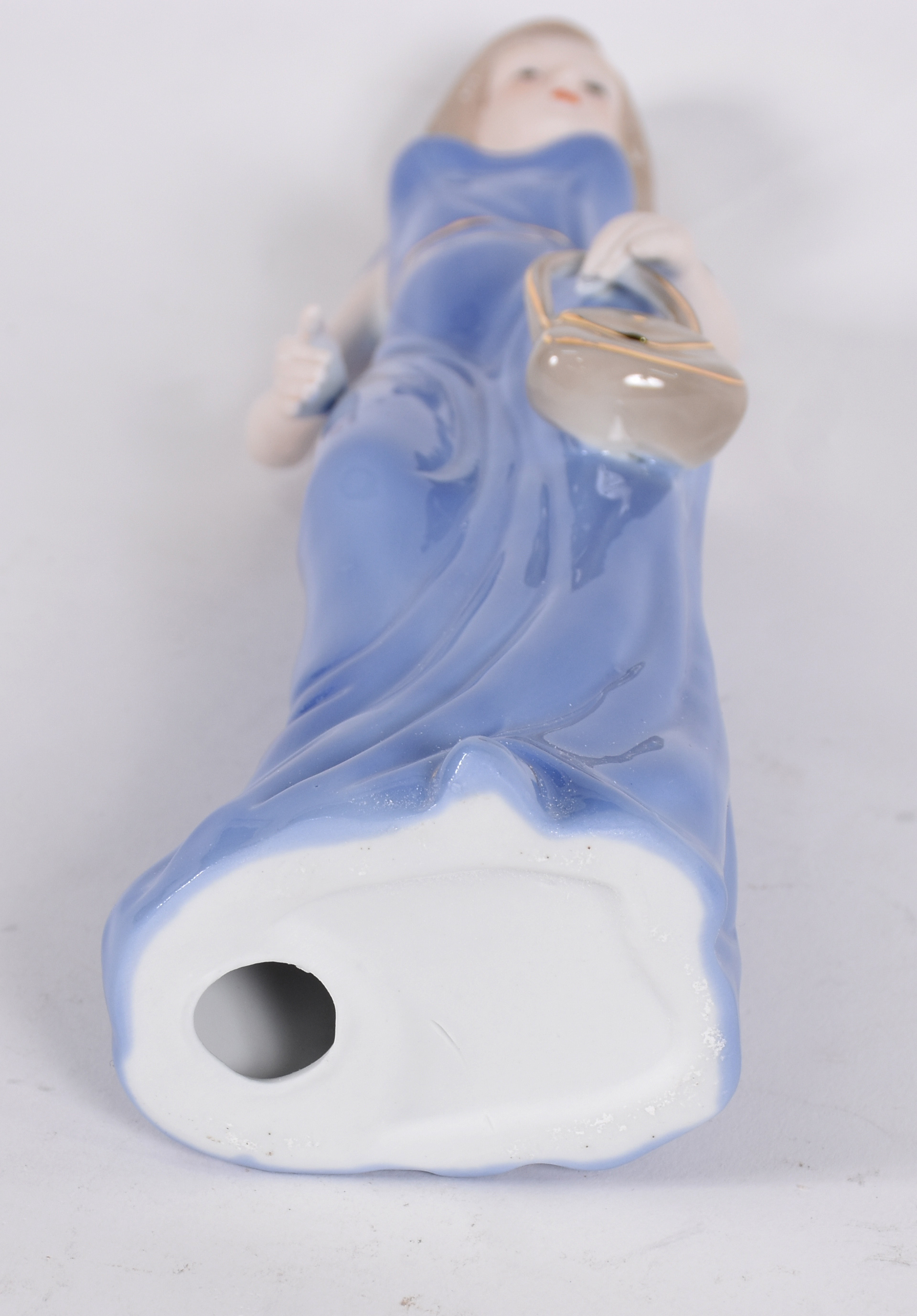 Escultura de porcelana representando mulher com bolsa. - foto 4 de 4