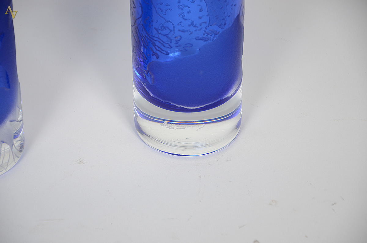 RAVAGNANI - Par de vasos de vidro azul, assinados. Altura 29,5 cm... - foto 2 de 2